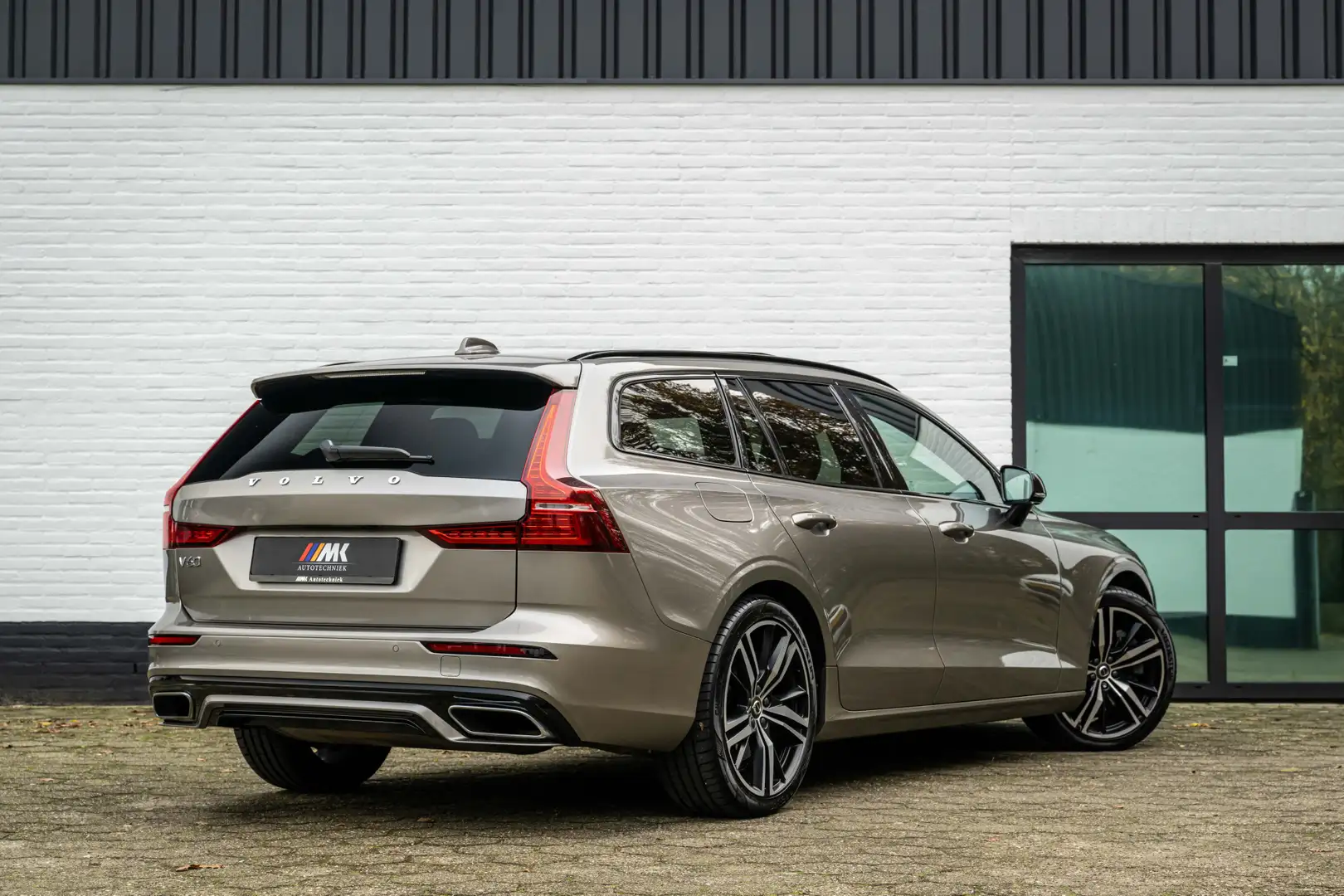 Volvo V60 2.0 T8 Recharge AWD R-Design ACC 360c HuD Panorama Gris - 2