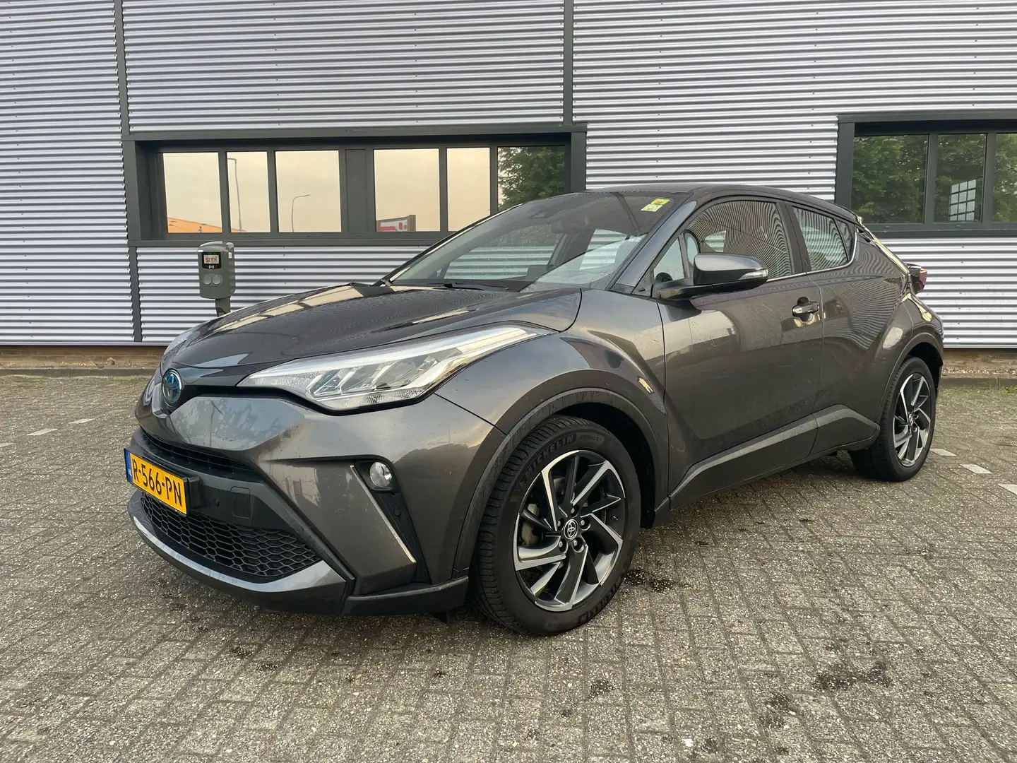 Toyota C-HR 2.0 Hybrid Dynamic Szürke - 1