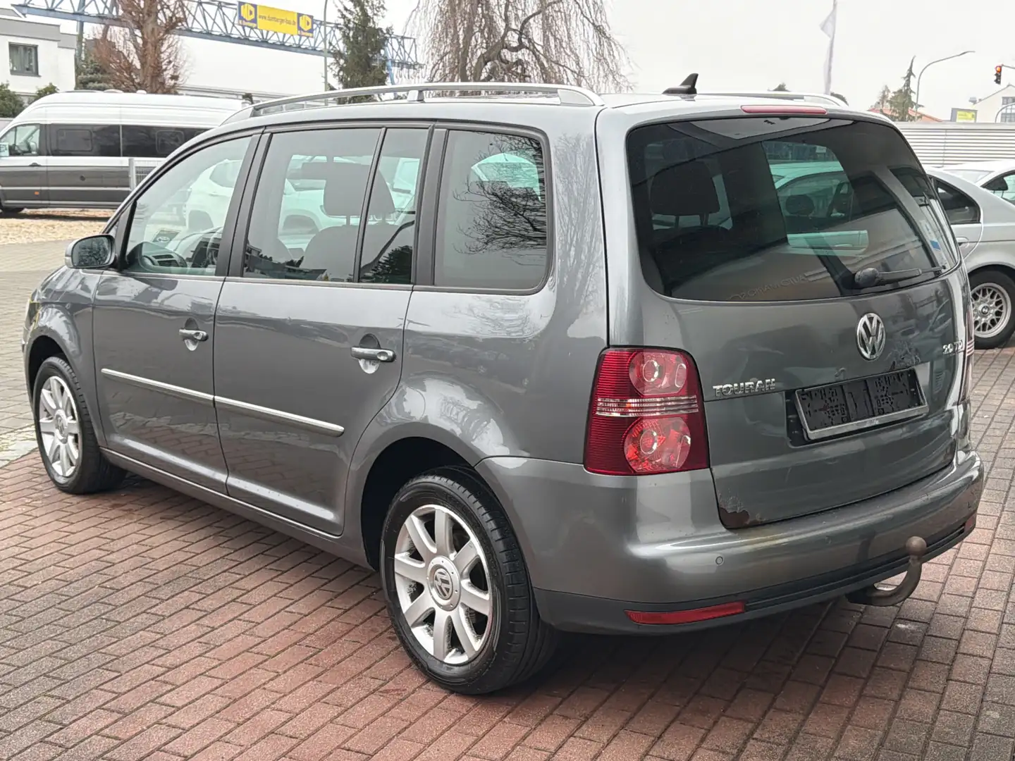 Volkswagen Touran 2.0 TDI Highline AHK Grau - 2