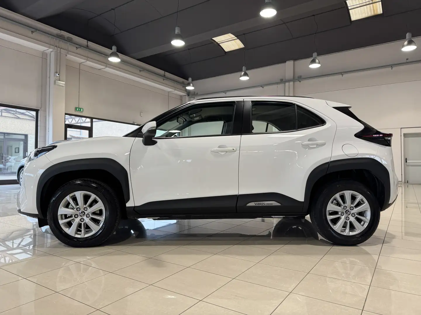 Toyota Yaris Cross 1.5 Hybrid 5p. E-CVT Active NUOVO MODELLO HEV Weiß - 2