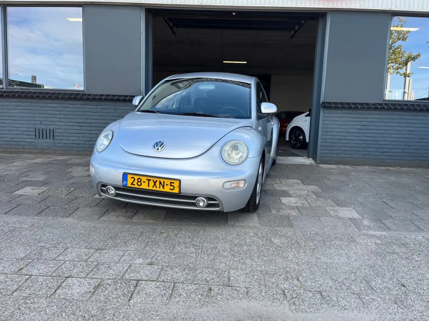 Volkswagen New Beetle 2.0 HIGHLINE Grijs - 2