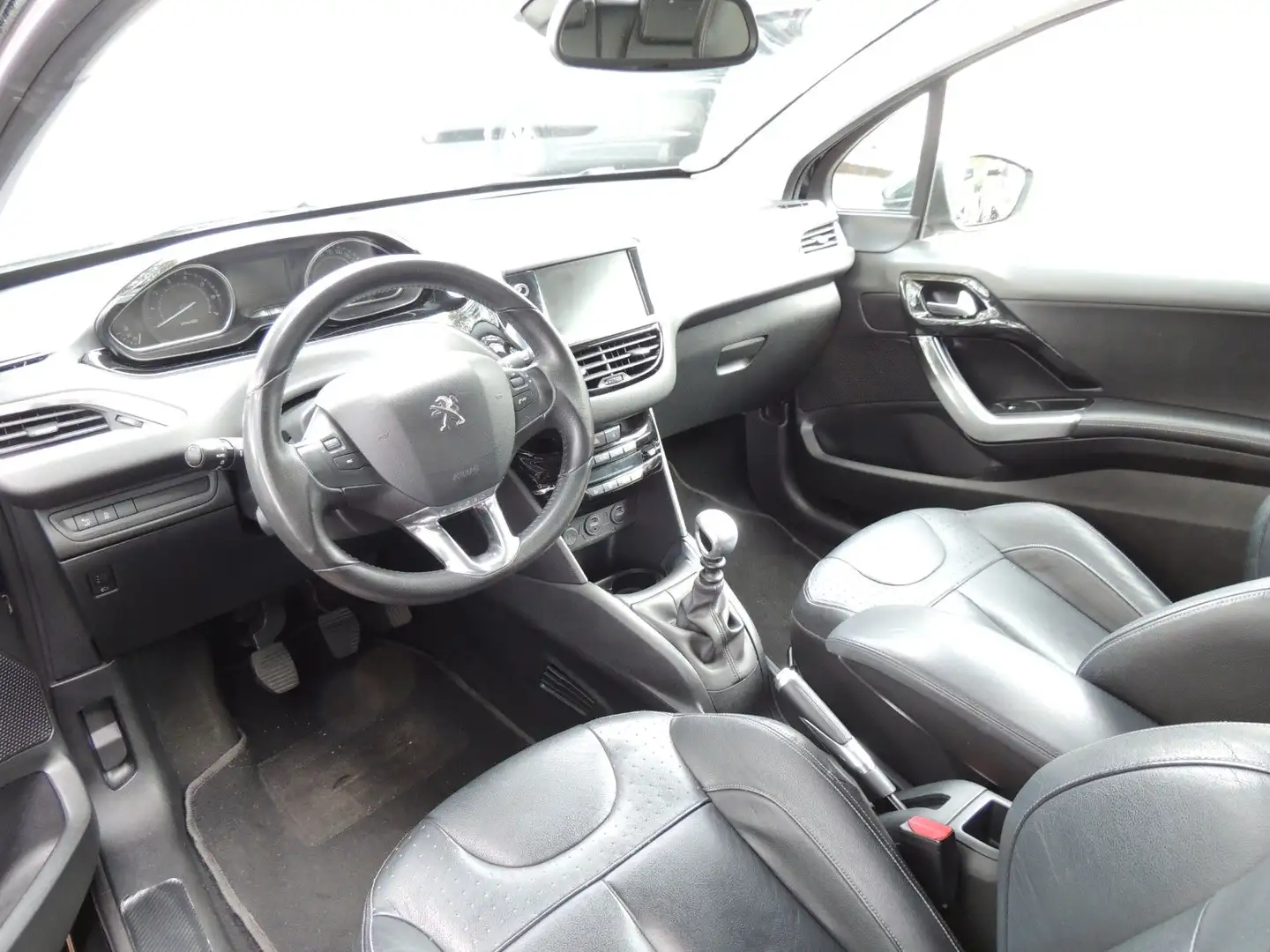 Peugeot 208 Allure*Navi*Panorama*GT Schwarz - 2