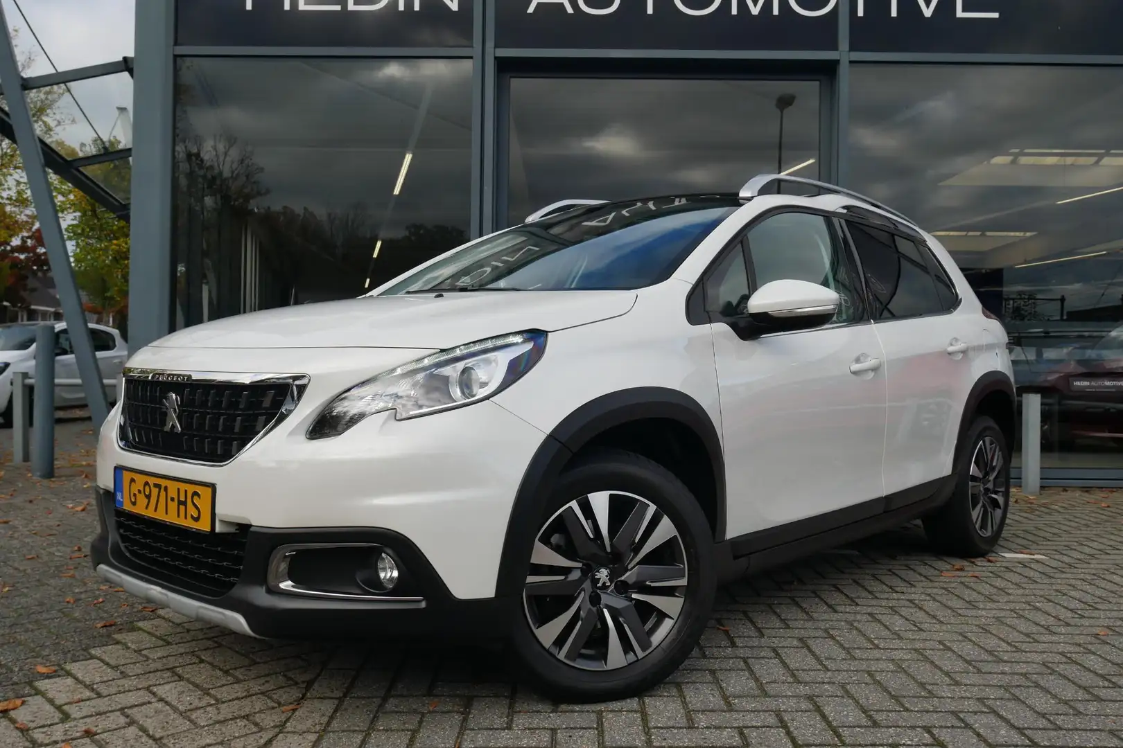 Peugeot 2008 1.2 Allure | Trekhaak | Navigatie | Panoramadak | Weiß - 2