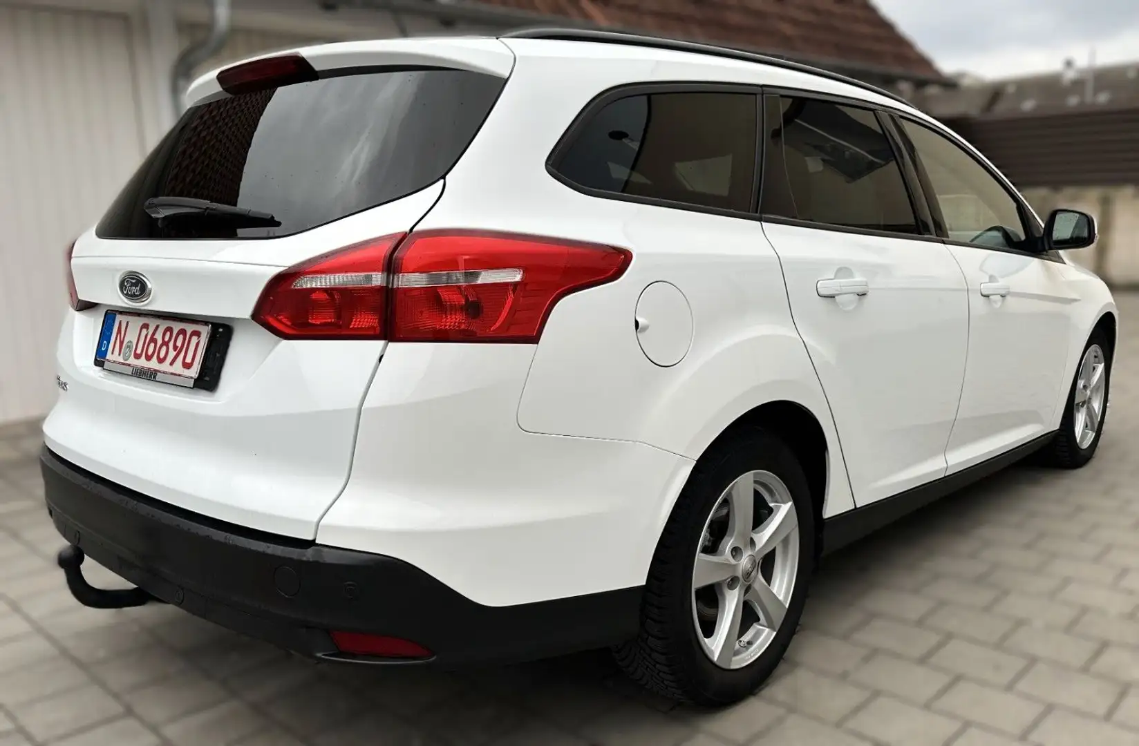 Ford Focus Turnier Business*AHK*Navi Sync*PDC*1 Hand* Weiß - 2