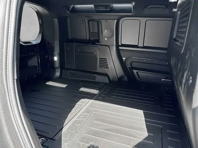Land Rover Defender view 5