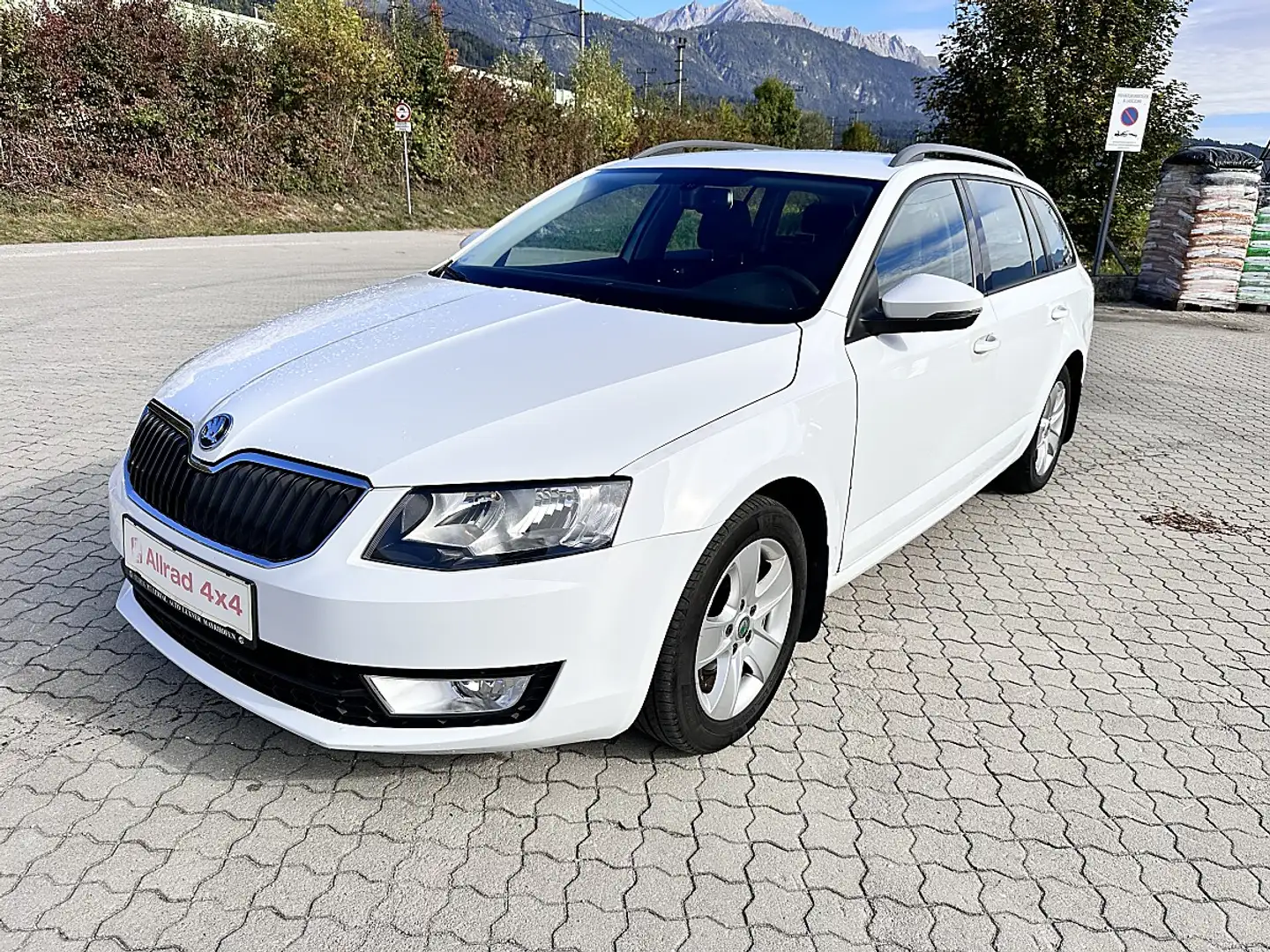 Skoda Octavia Combi 1,6 Ambition TDI 4x4 Green tec Weiß - 1