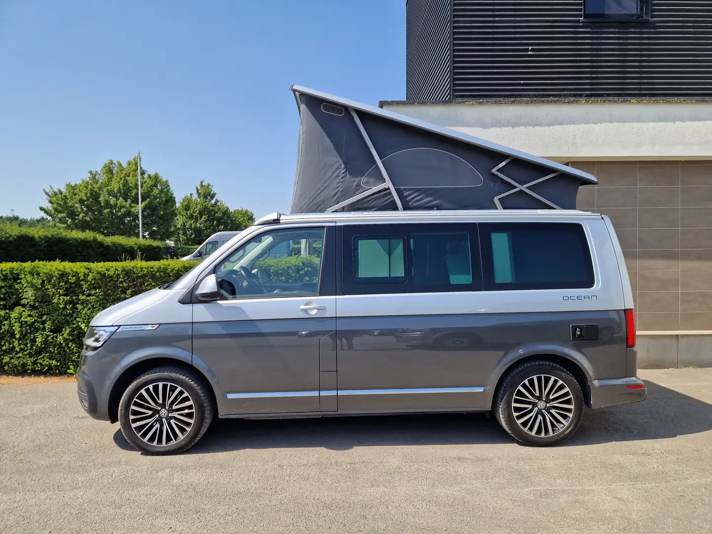 Volkswagen T6.1 California Ocean 150 PK DSG, ACC - Luifel - Trekhaak -bicolor Gris - 2