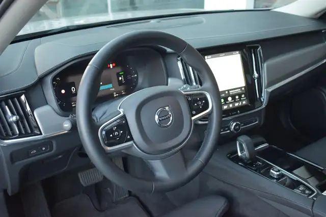 Volvo V90 view 3
