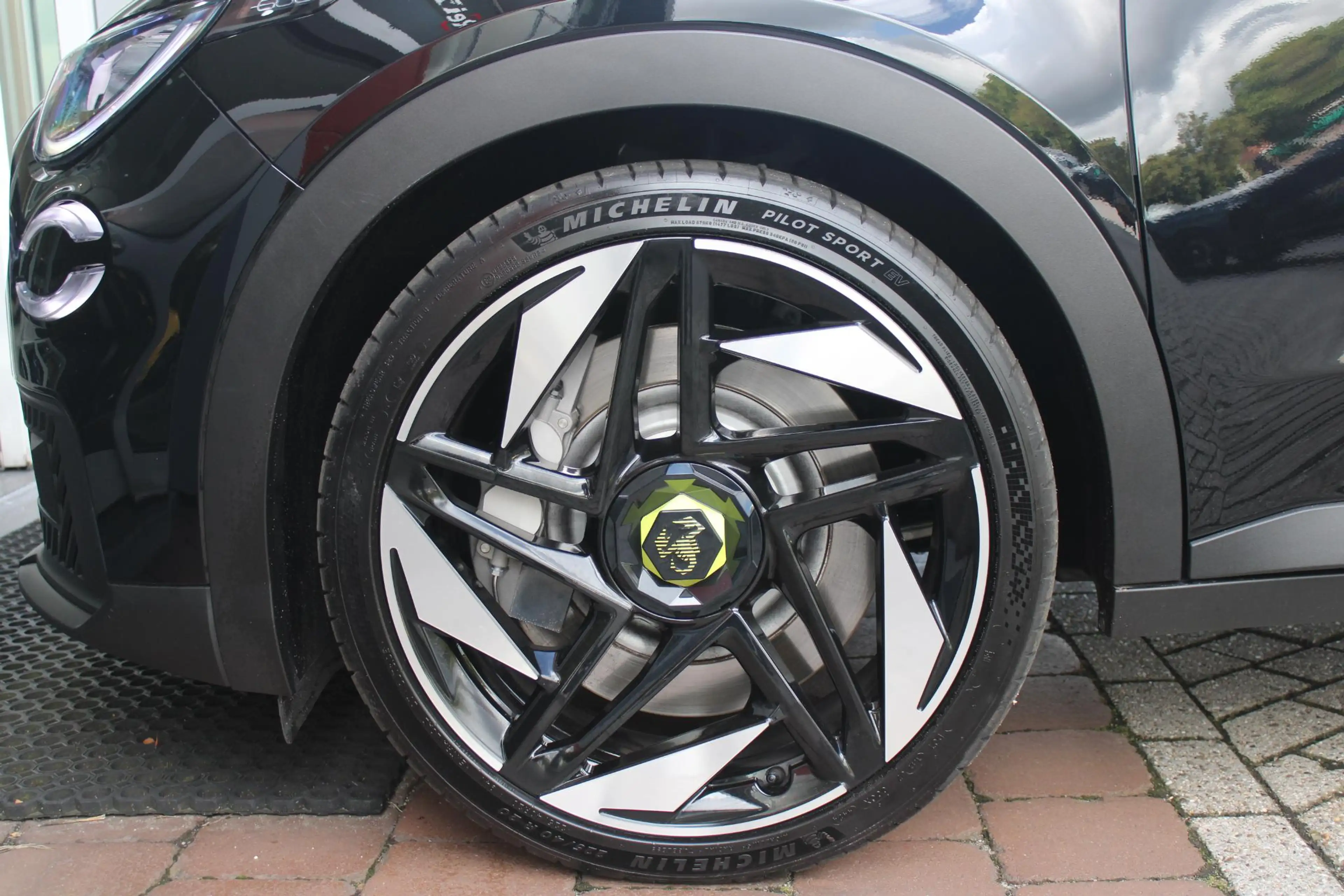 Abarth 600e Abarth Turismo 240PK 54 kWh | "TORSEN" MECHANISCH — photo 11
