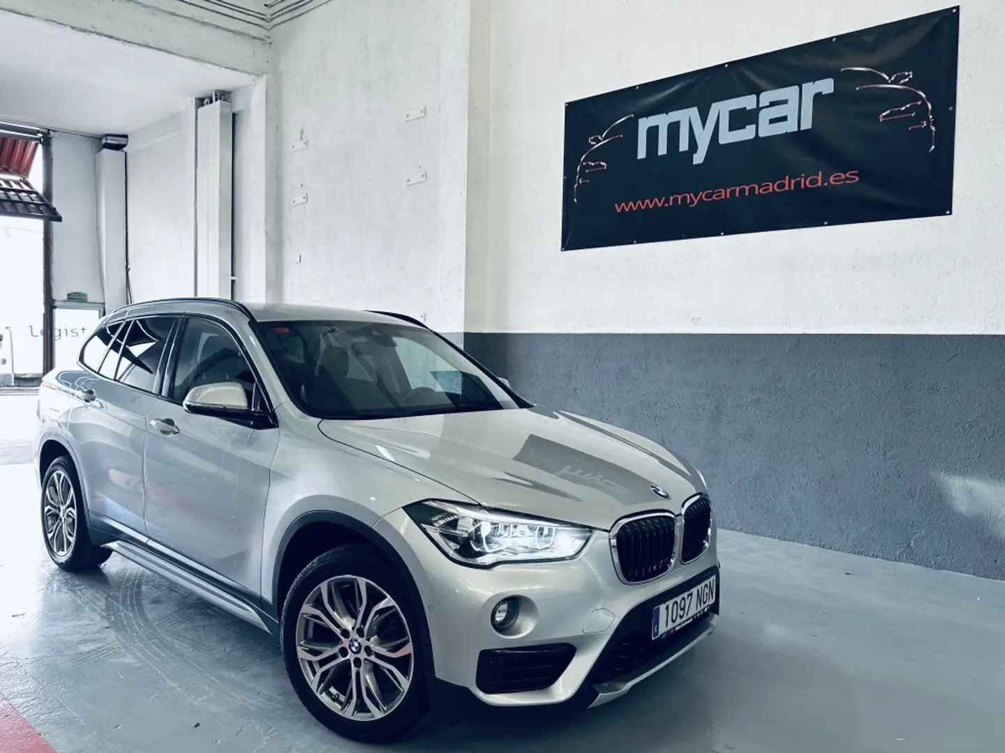 BMW X1 sDrive 18iA Gris - 2