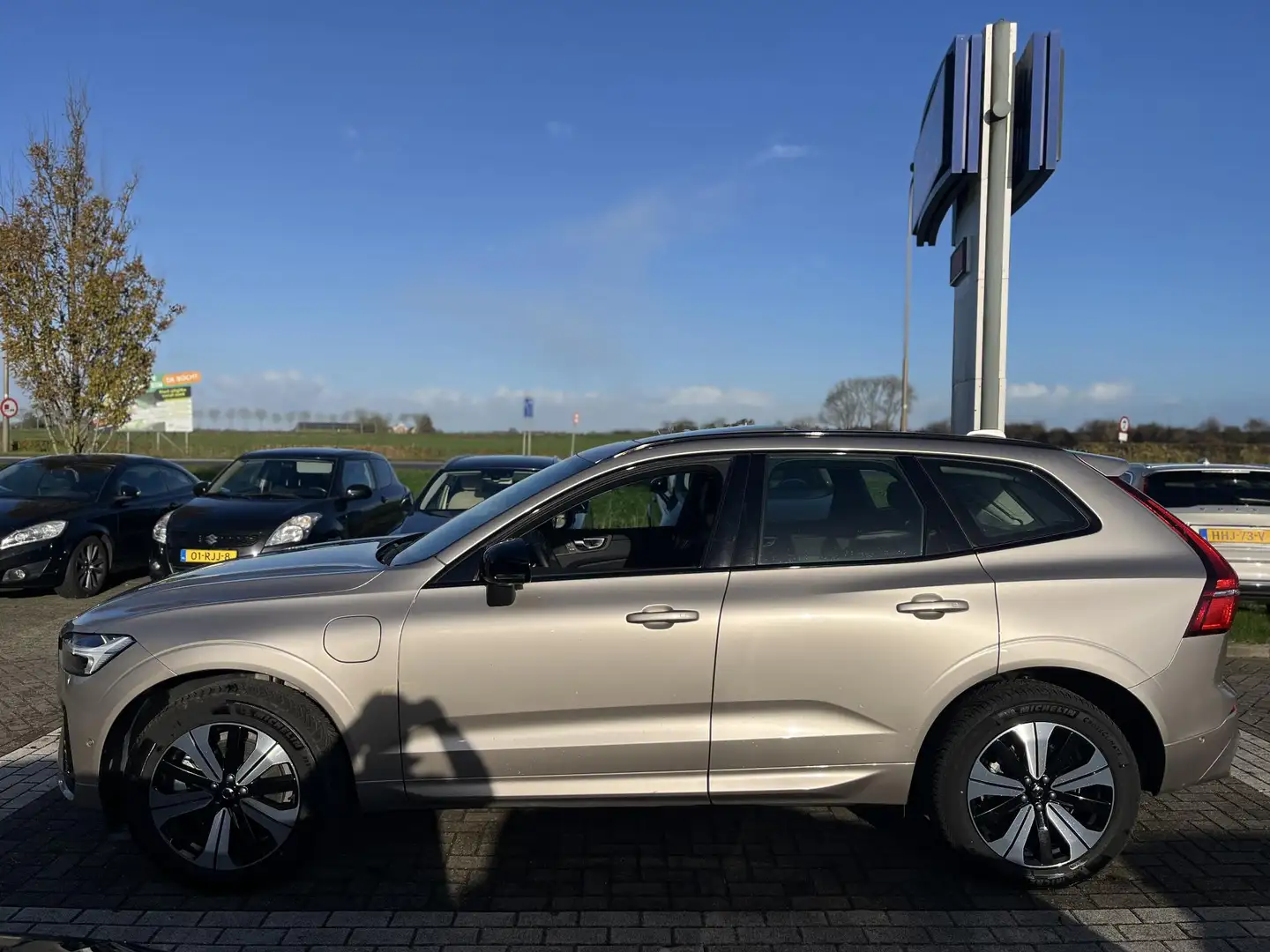 Volvo XC60 T6 Plug-in hybrid AWD Plus Dark Grau - 2