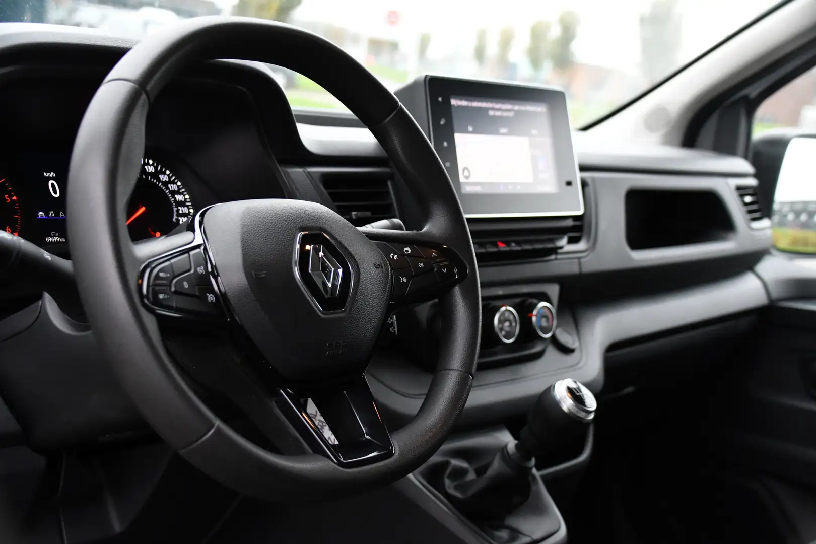 Renault Trafic 2.0 dCi T29 L1H1 PB Edition Camera, Cruise, Carpla Wit - 2