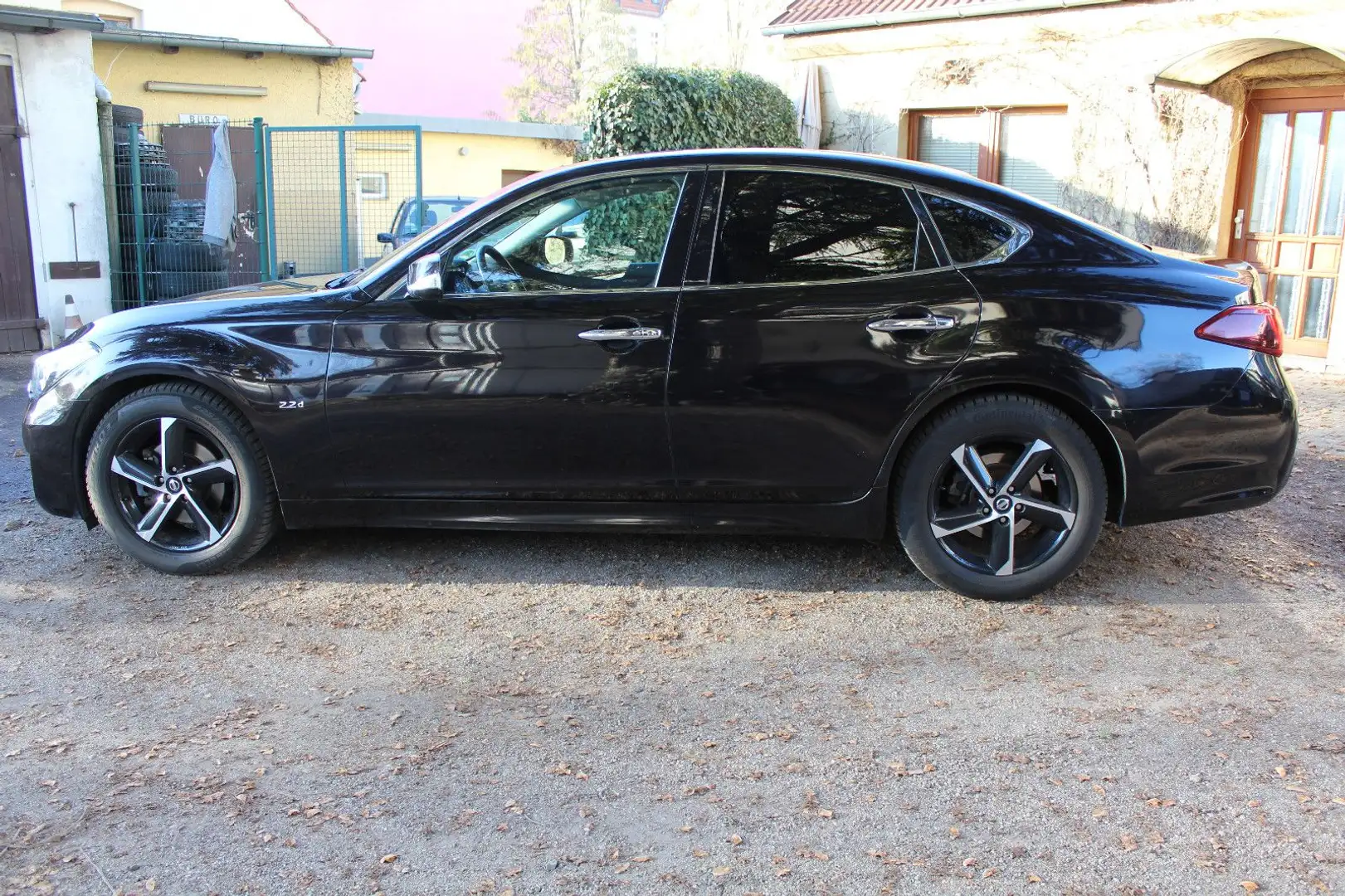 Infiniti Q70 2.2 d*TÜV NEU* Schwarz - 2