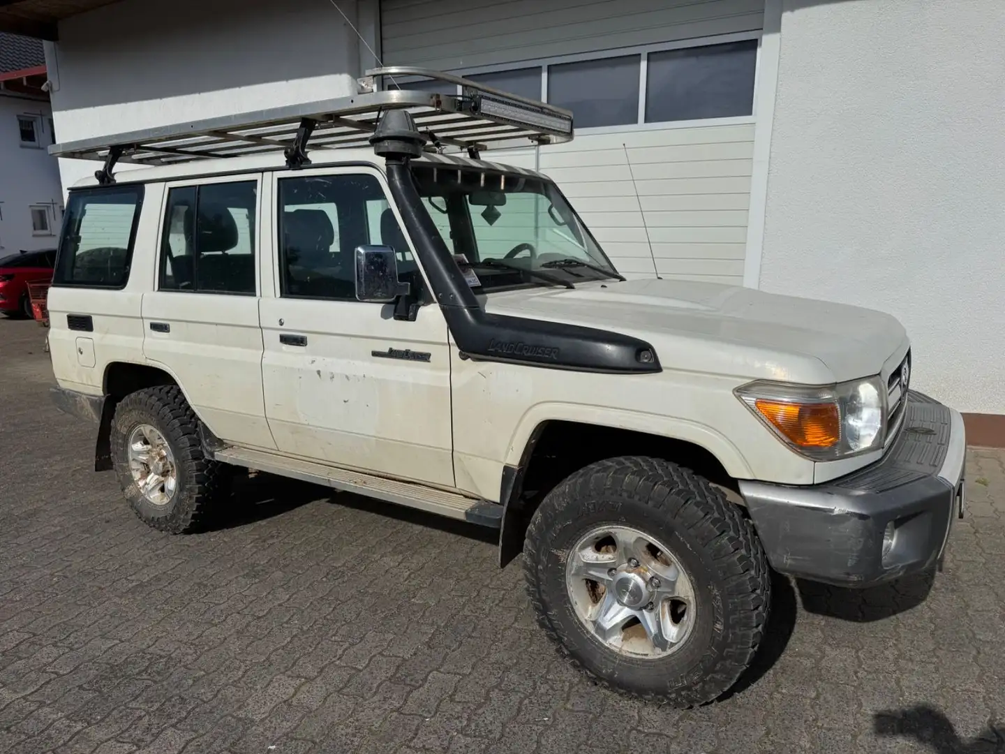 Toyota Land Cruiser White - 1