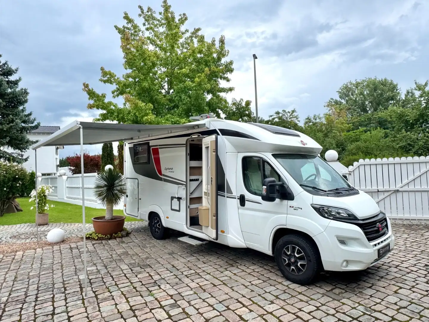 Bürstner Lyseo T 690 G/ SAT/ Solar/ Markise/ Rad/ Kam/ Blanco - 1