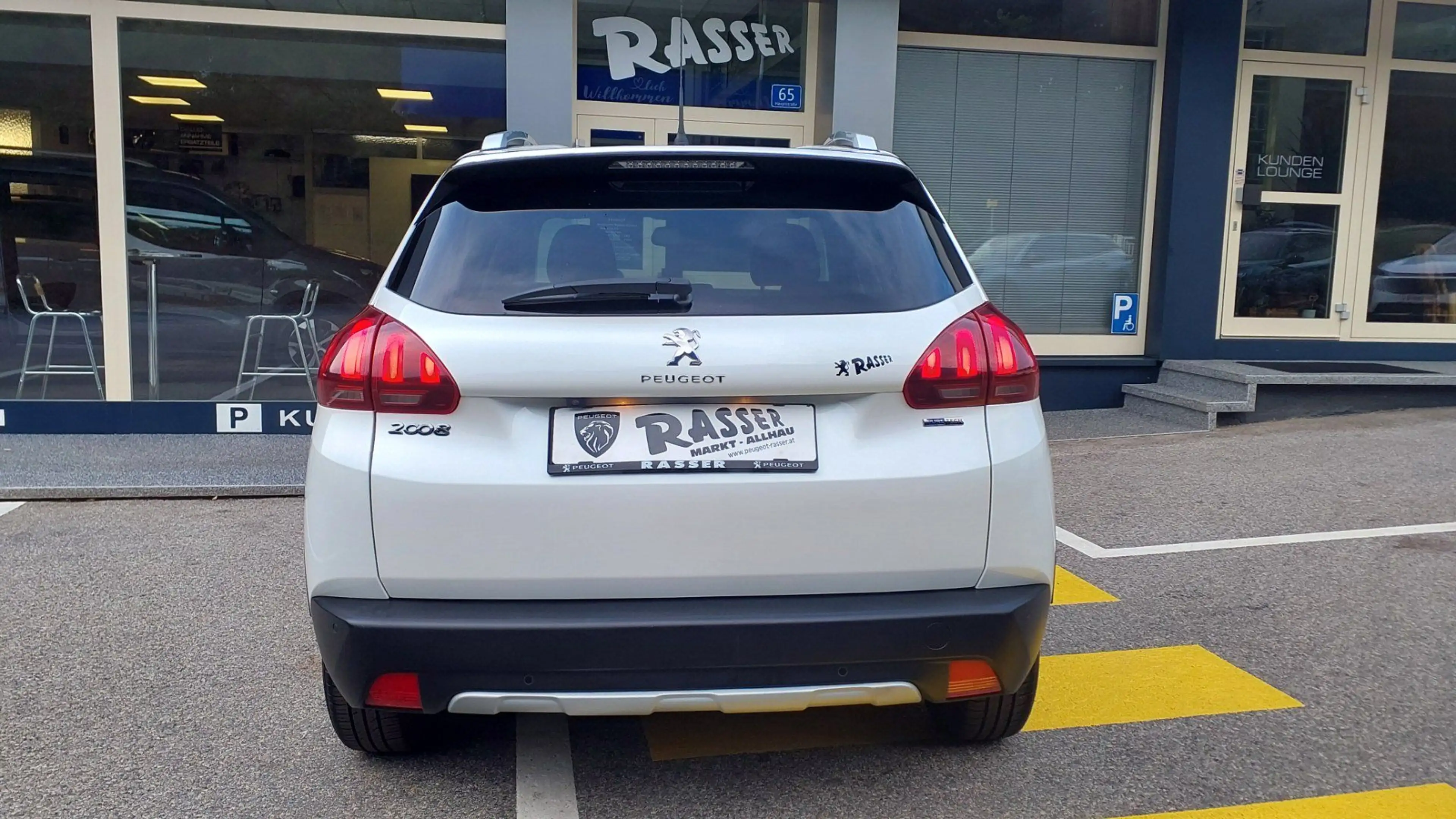 Peugeot 2008 Allure PT 110 EAT6 — photo 12