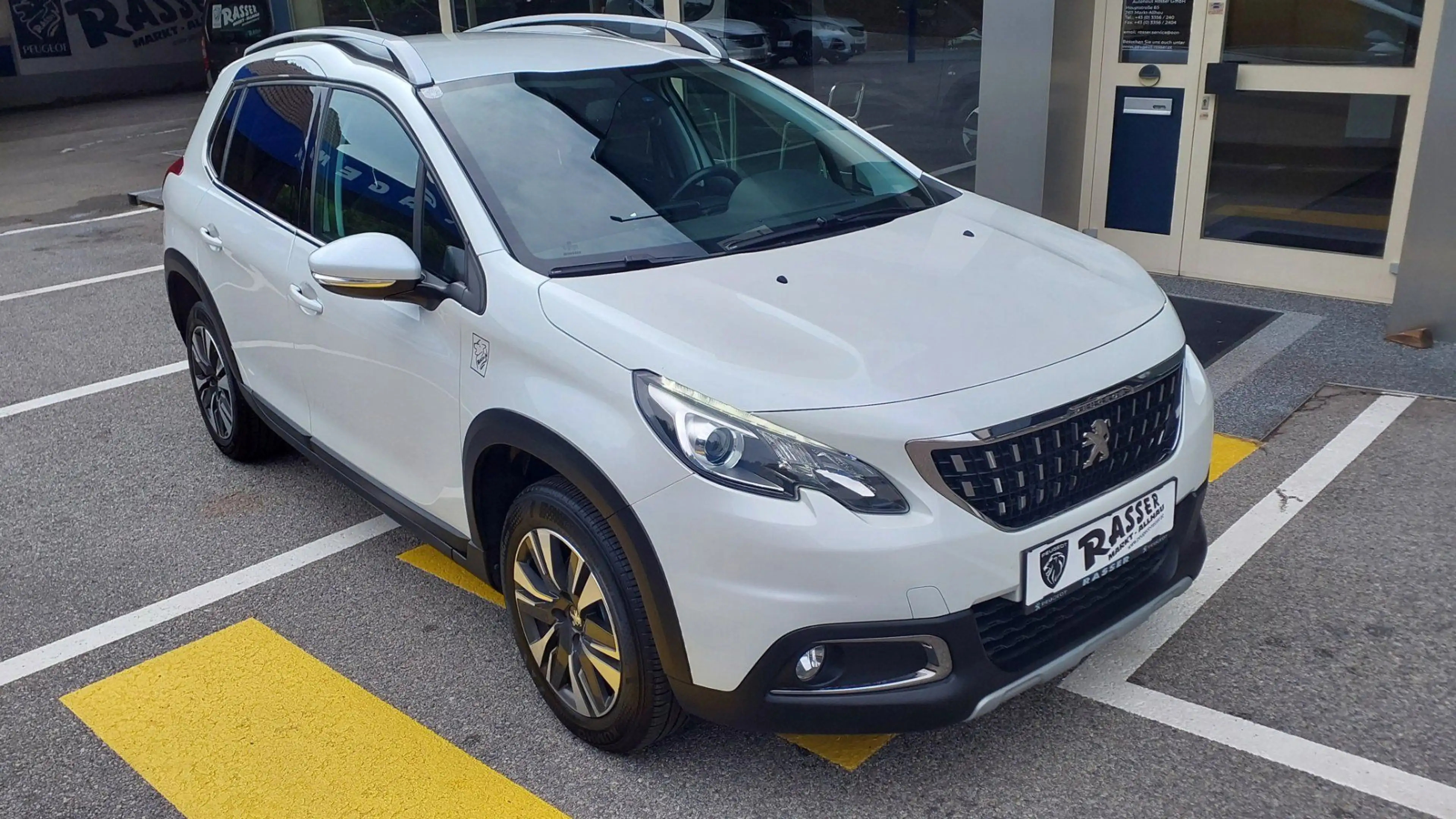 Peugeot 2008 Allure PT 110 EAT6 — photo 15