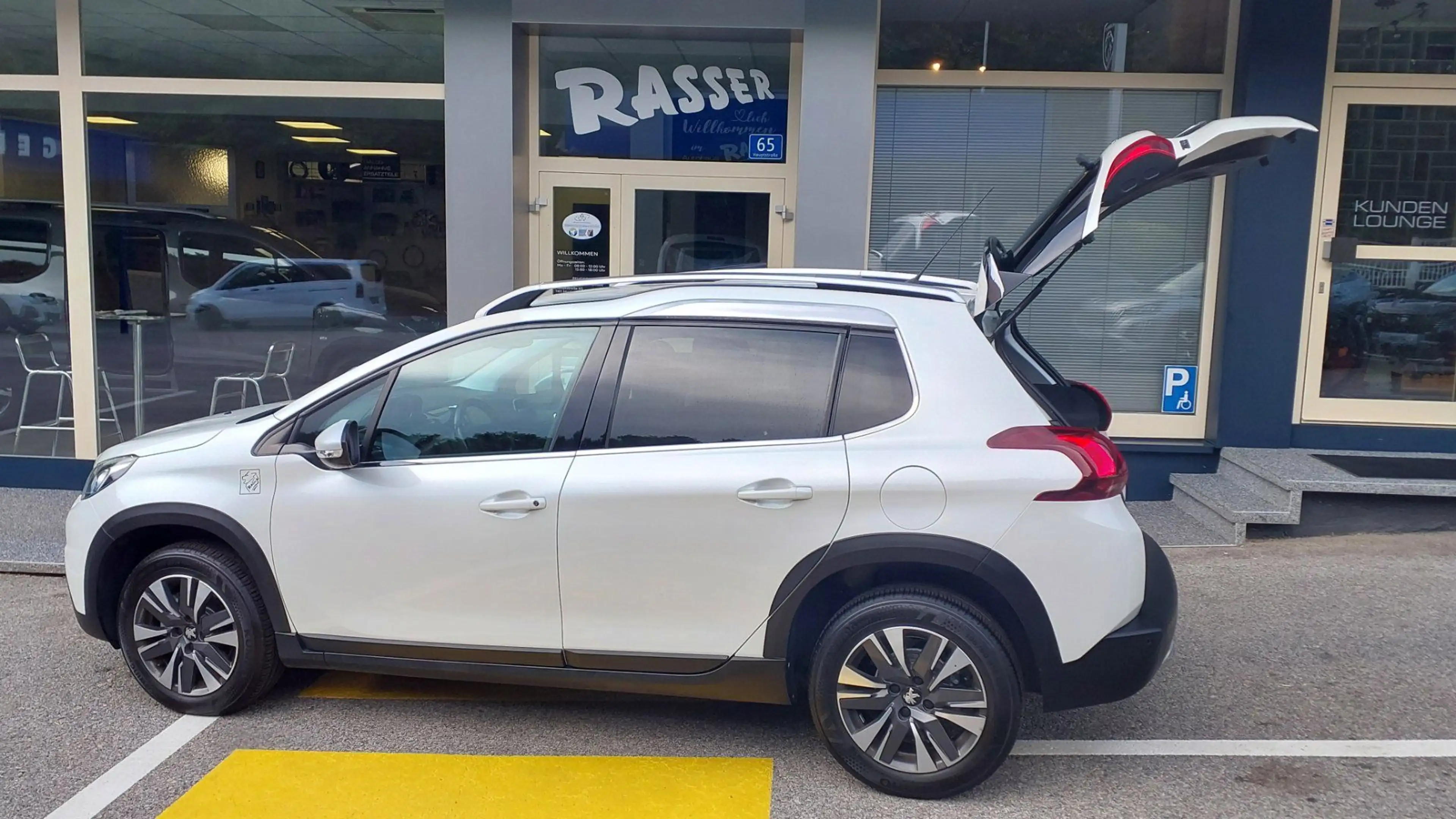 Peugeot 2008 Allure PT 110 EAT6 — photo 7