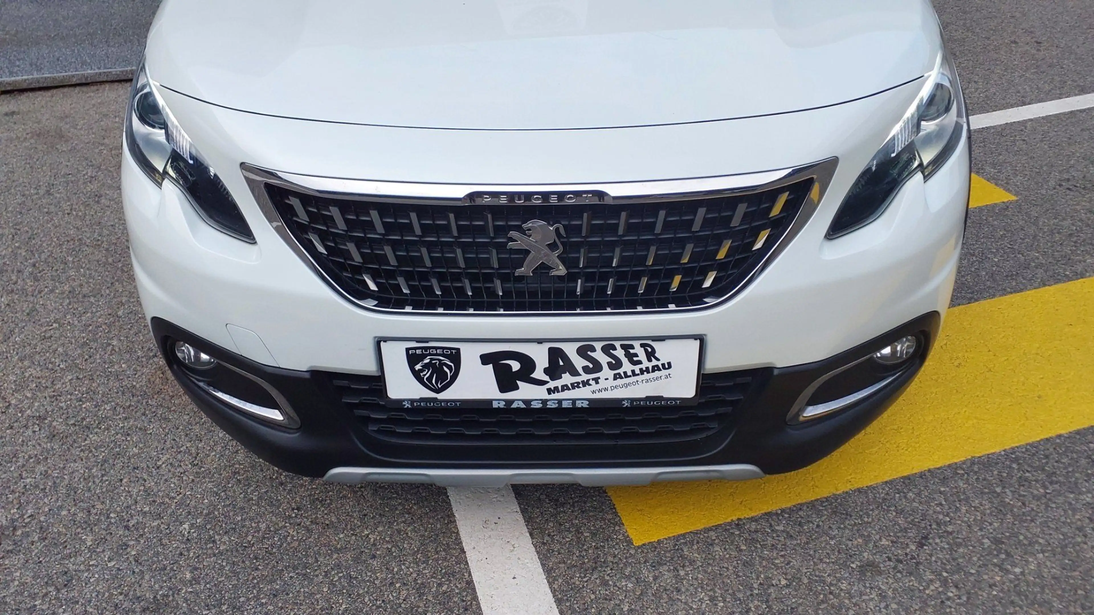 Peugeot 2008 Allure PT 110 EAT6 — photo 4