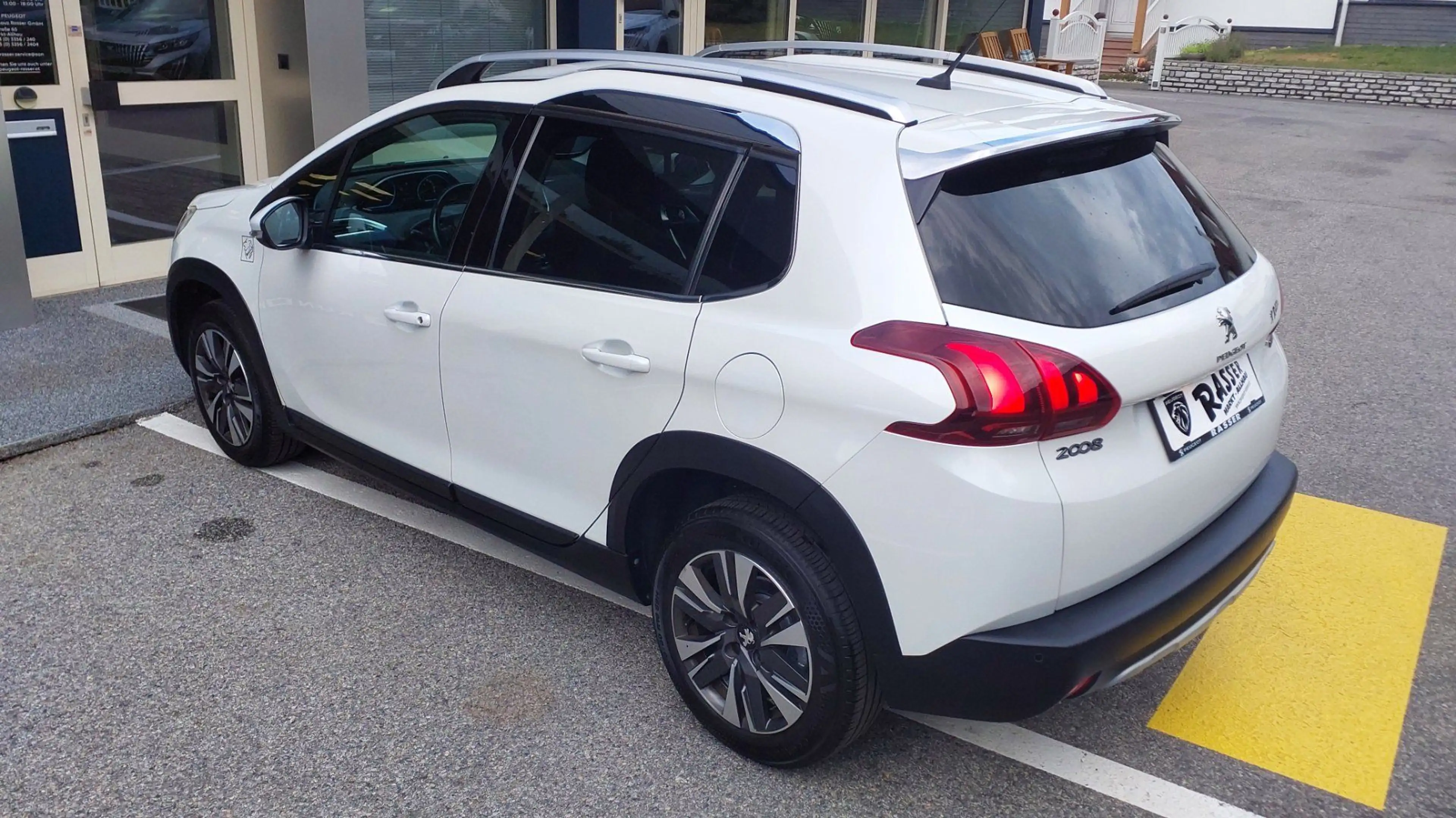 Peugeot 2008 Allure PT 110 EAT6 — photo 10