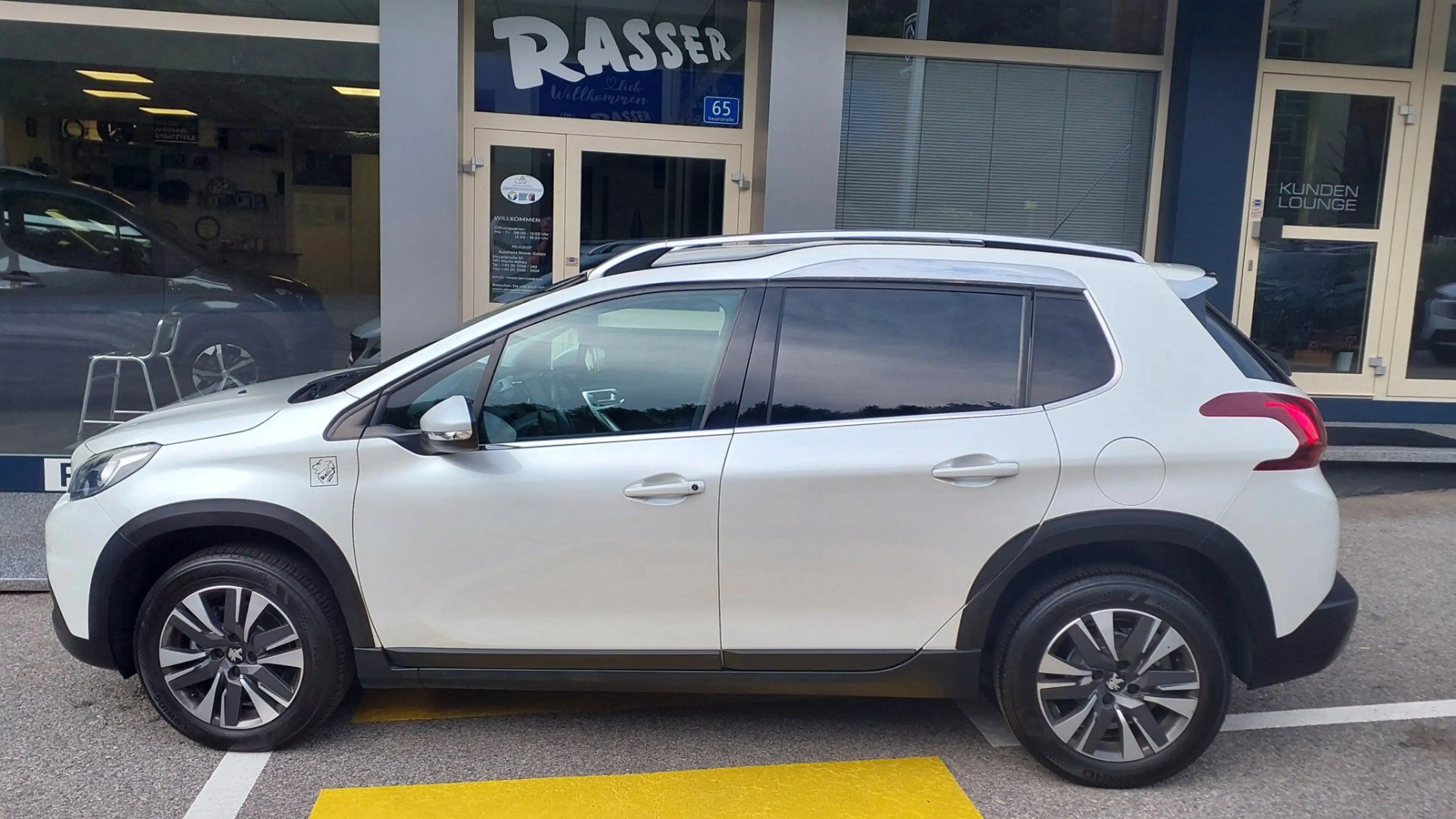 Peugeot 2008 Allure PT 110 EAT6 — photo 6