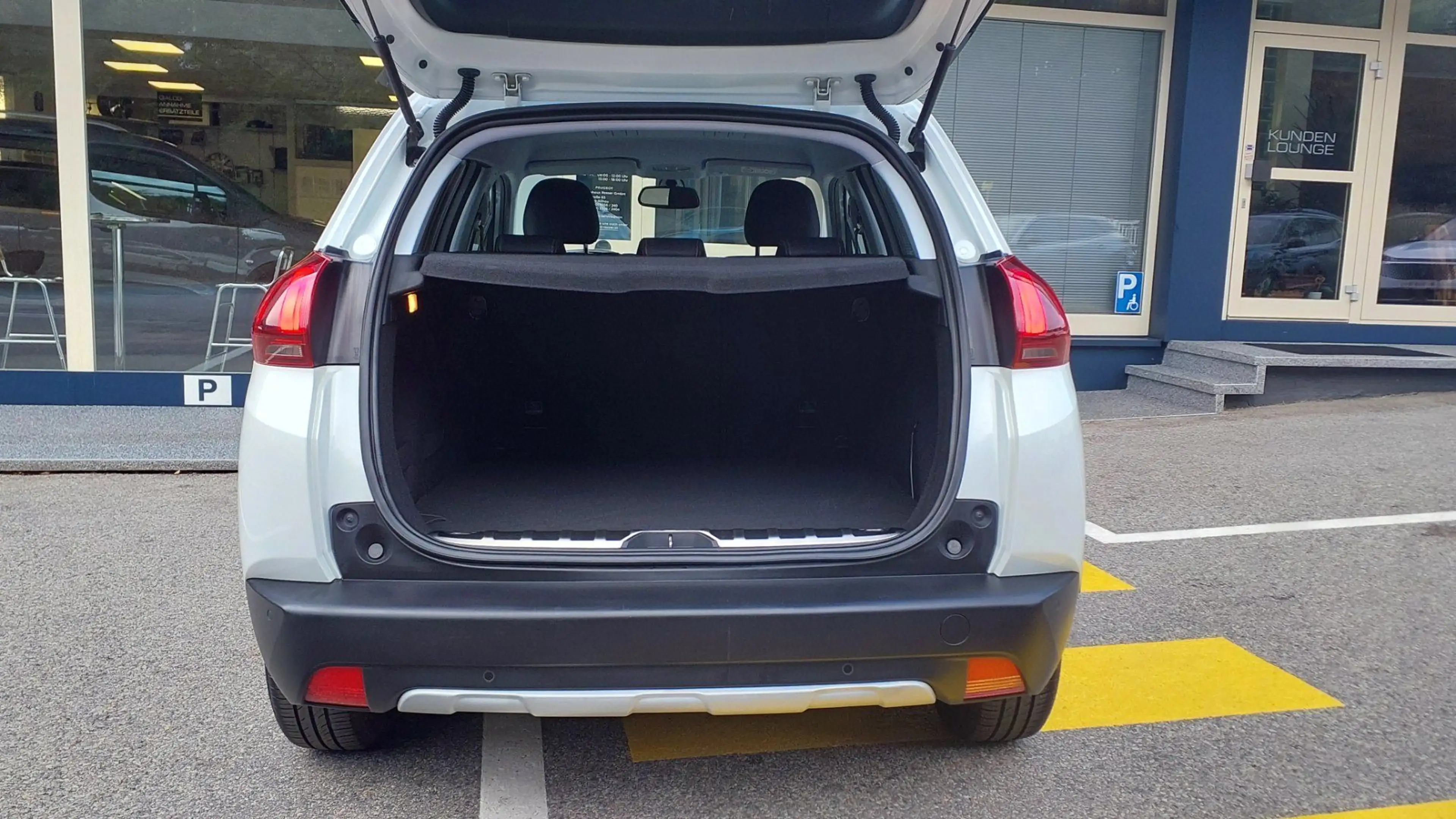 Peugeot 2008 Allure PT 110 EAT6 — photo 13