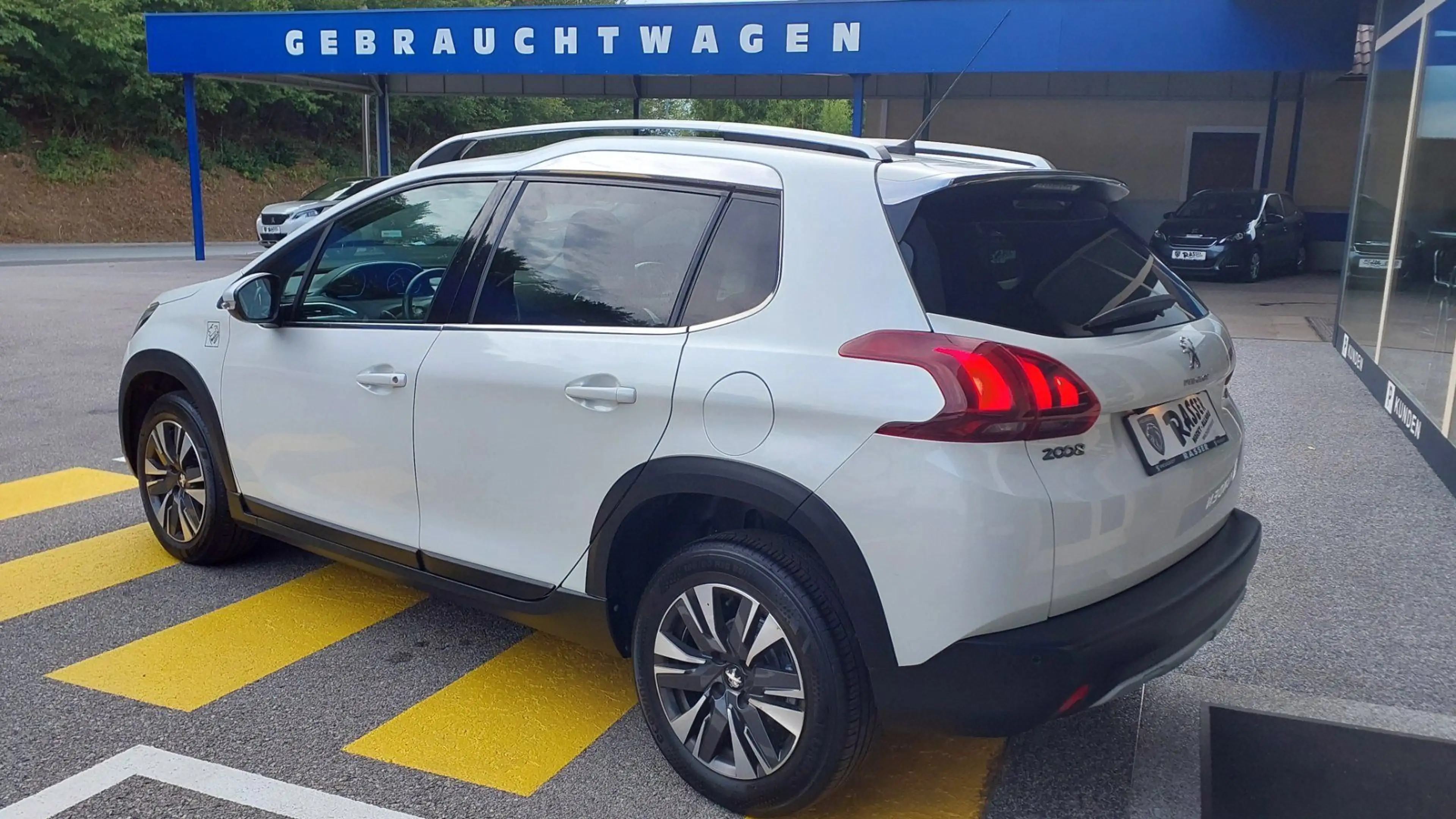 Peugeot 2008 Allure PT 110 EAT6 — photo 8