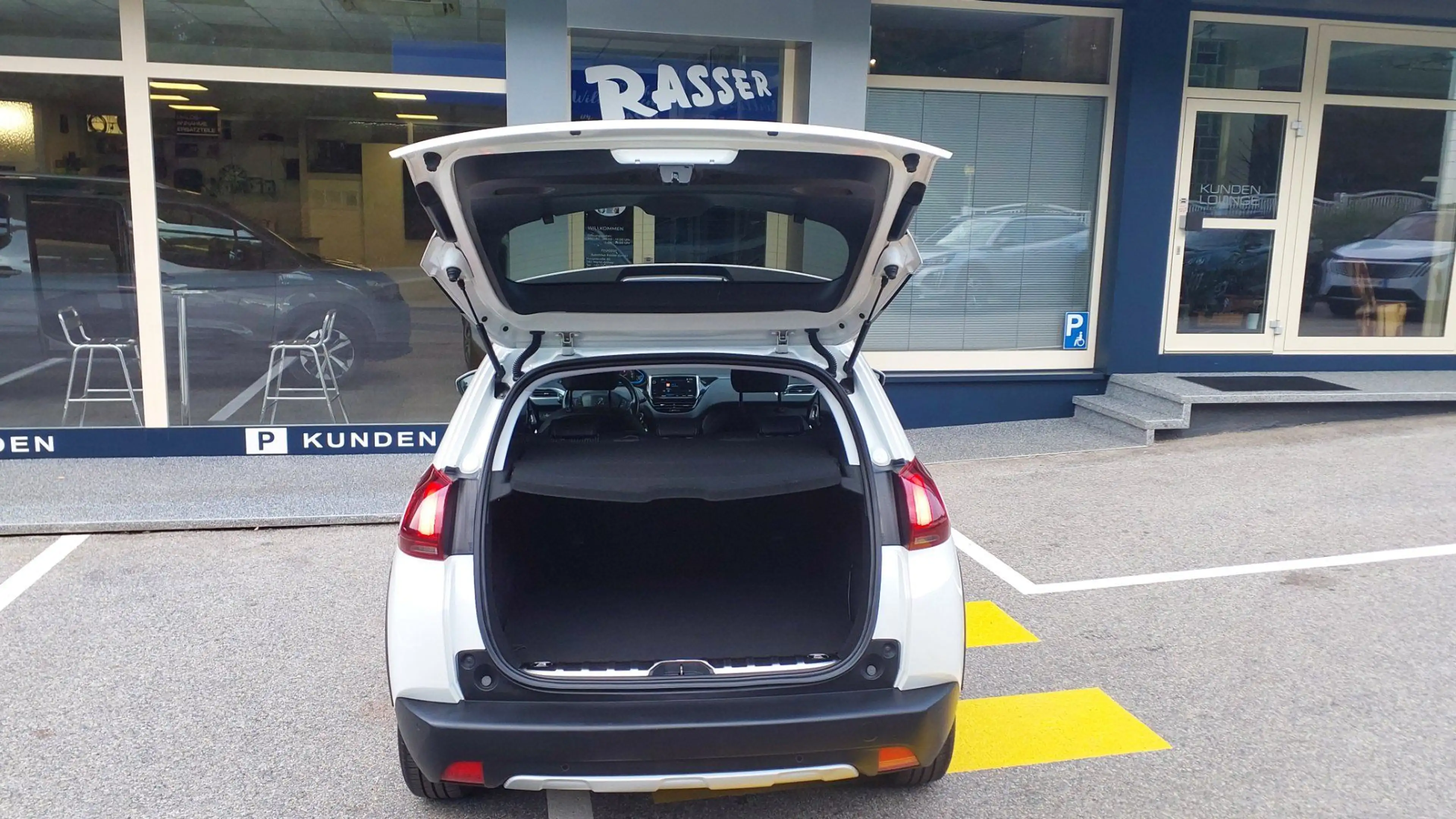 Peugeot 2008 Allure PT 110 EAT6 — photo 14