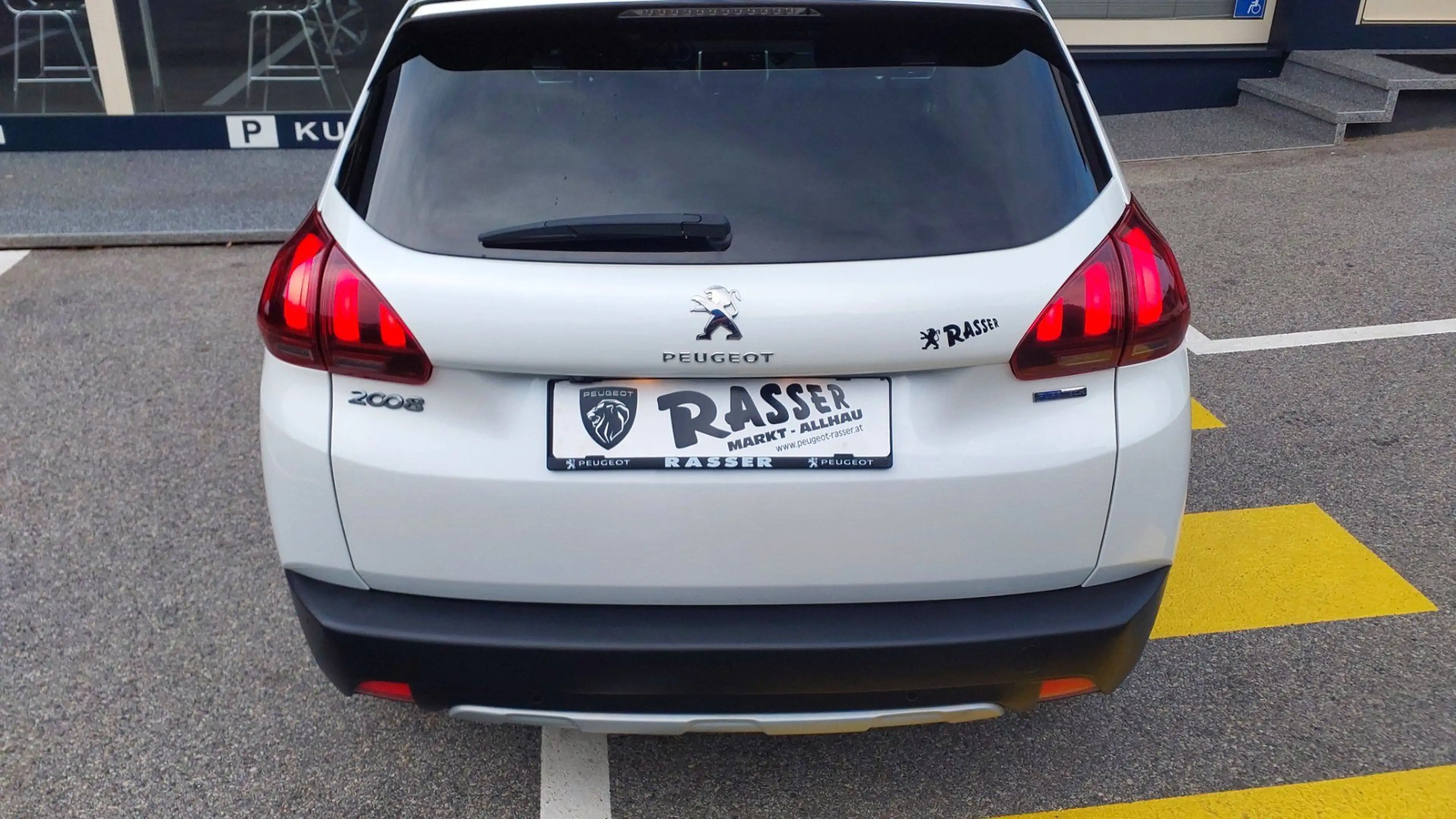 Peugeot 2008 Allure PT 110 EAT6 — photo 11