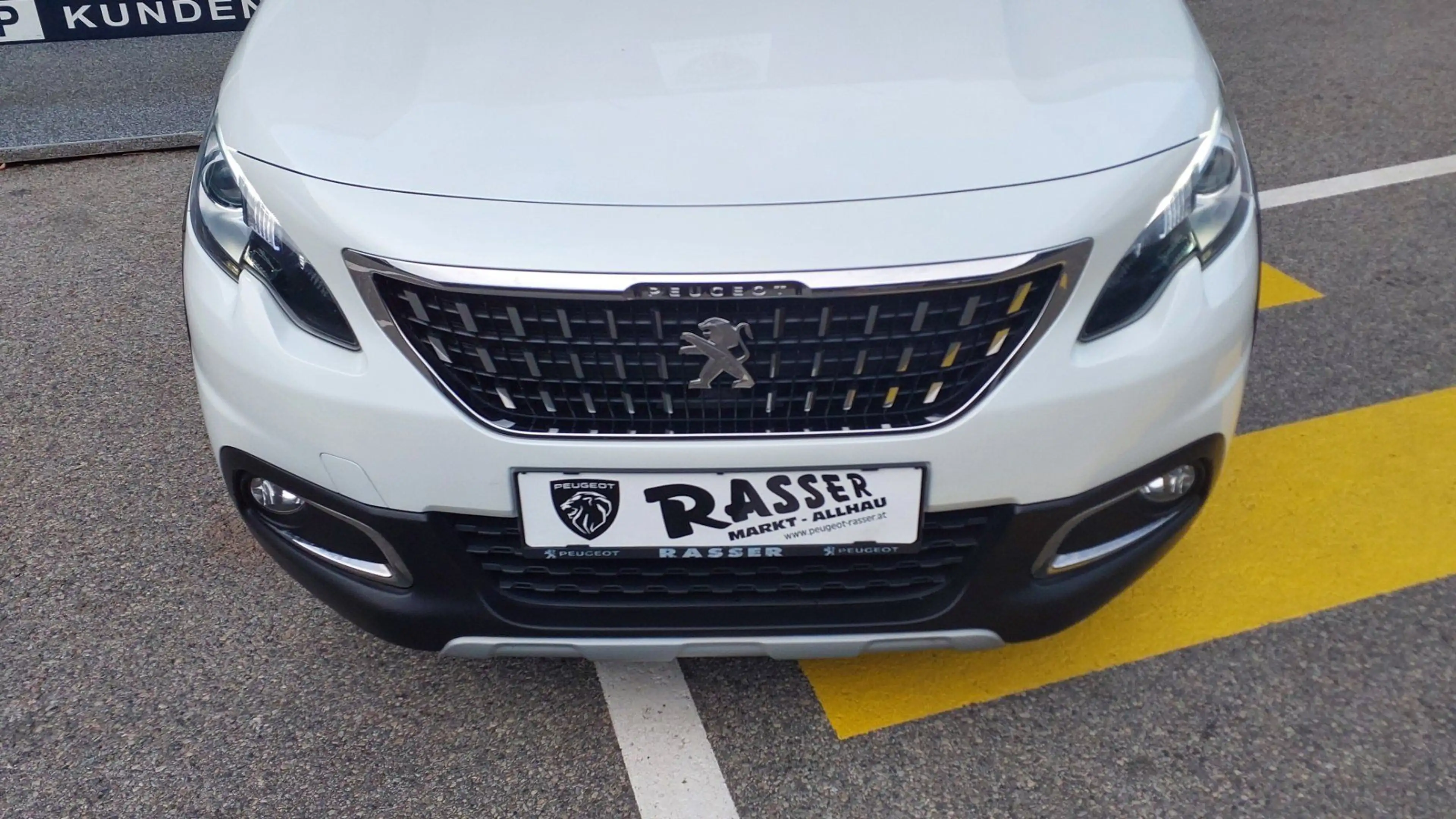 Peugeot 2008 Allure PT 110 EAT6 — photo 3