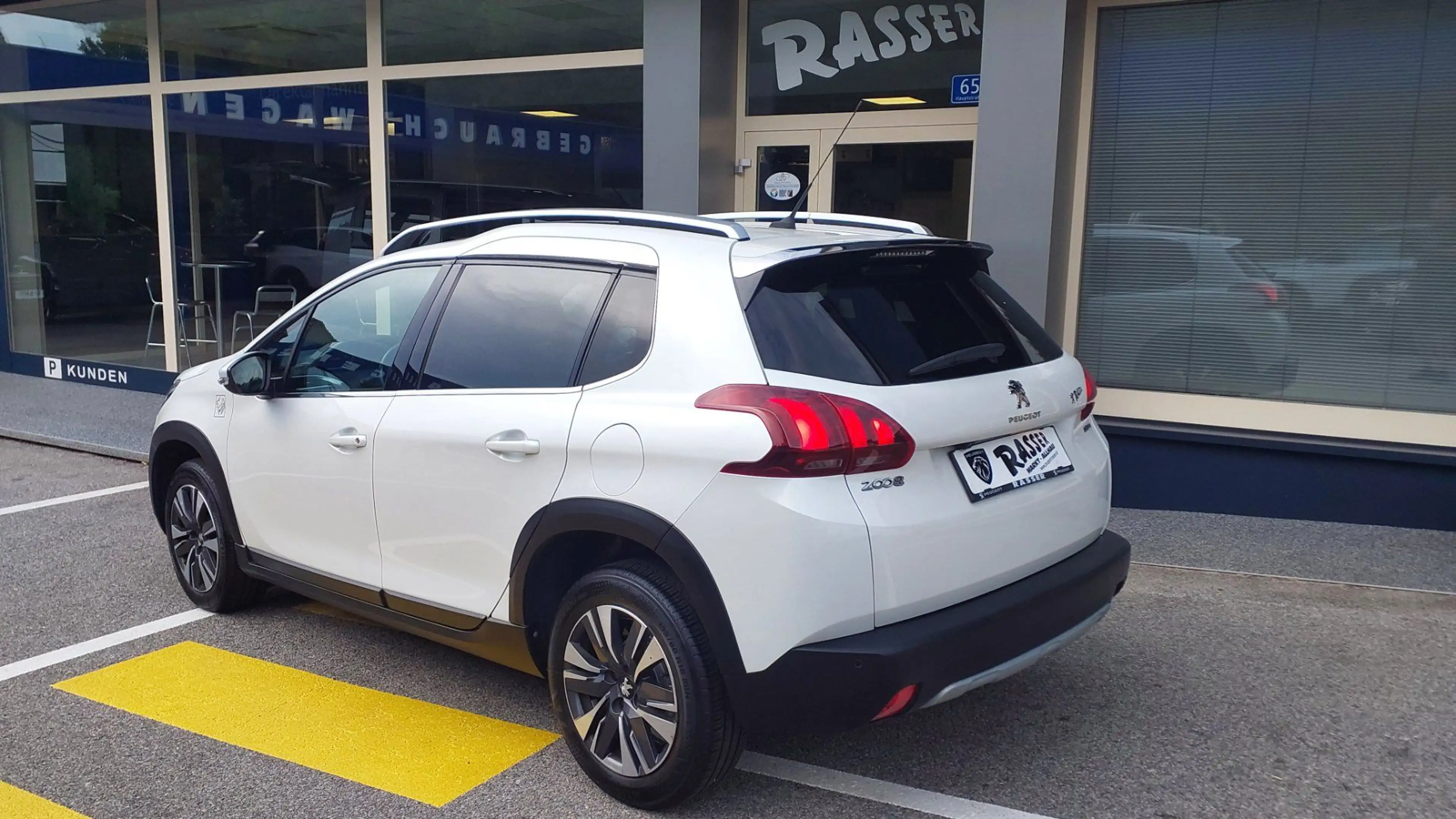 Peugeot 2008 Allure PT 110 EAT6 — photo 9