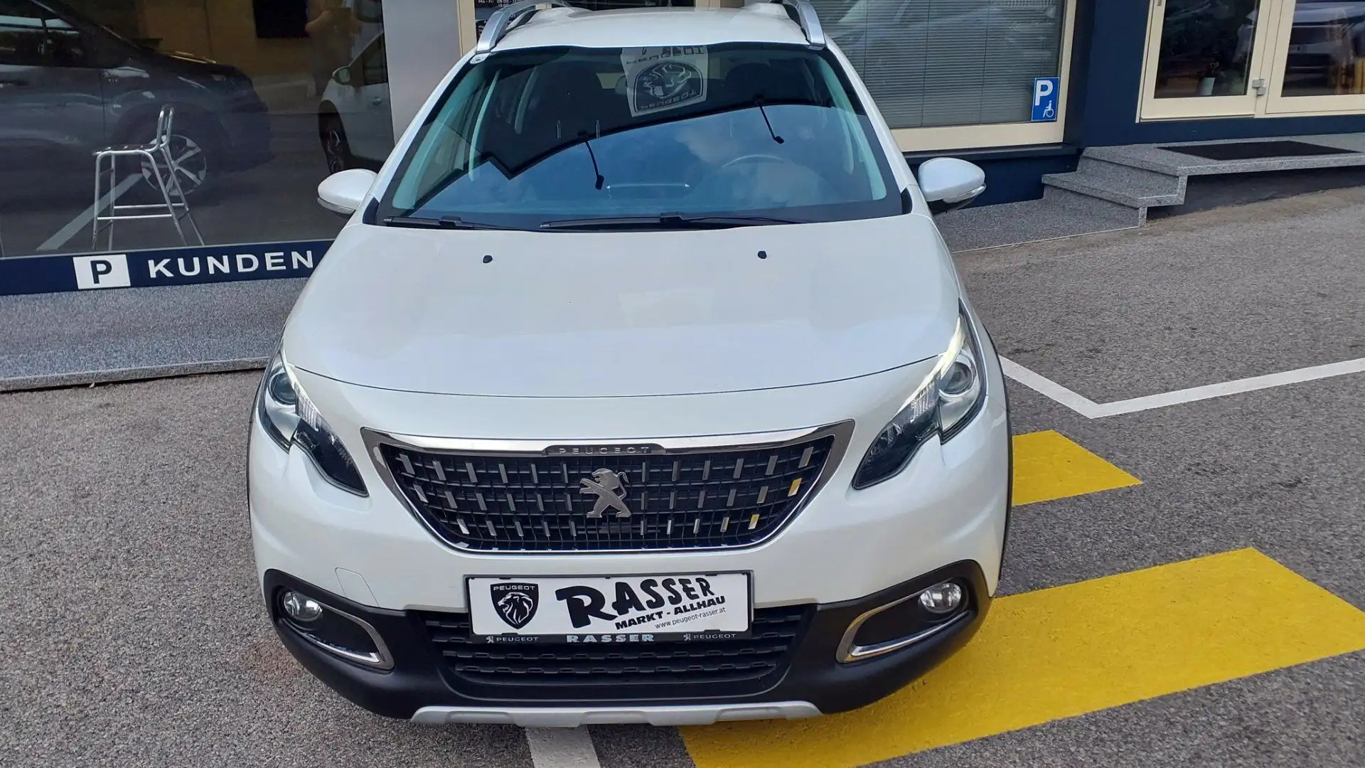 Peugeot 2008 Allure PT 110 EAT6 Weiß - 1