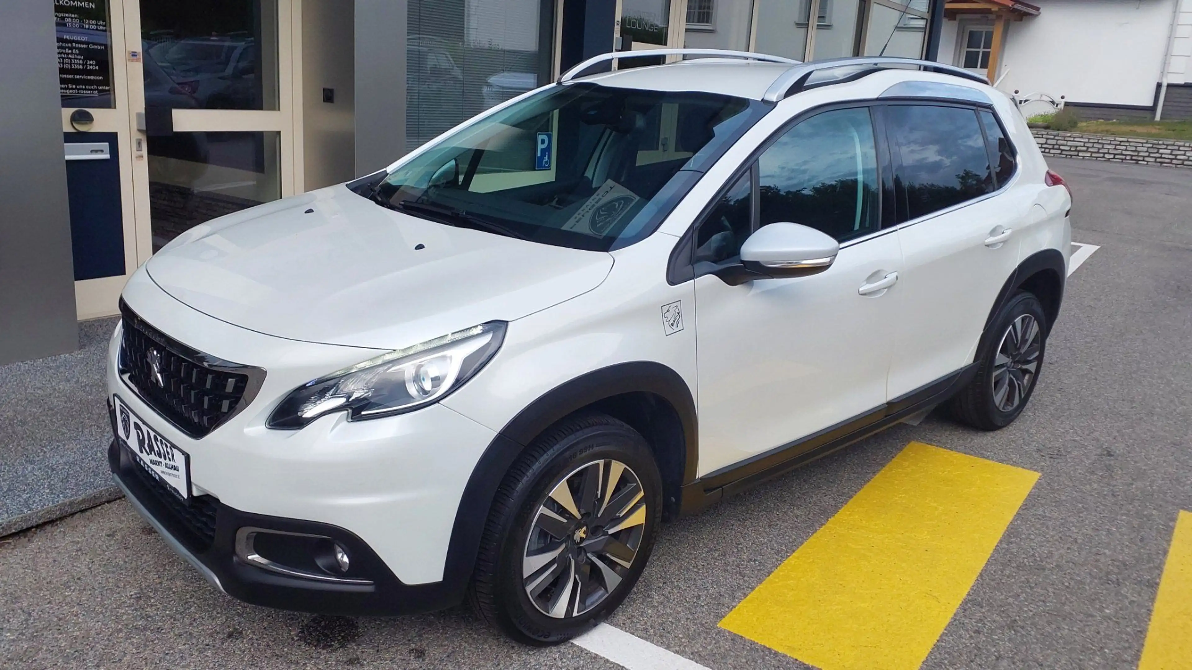 Peugeot 2008 Allure PT 110 EAT6 — photo 5