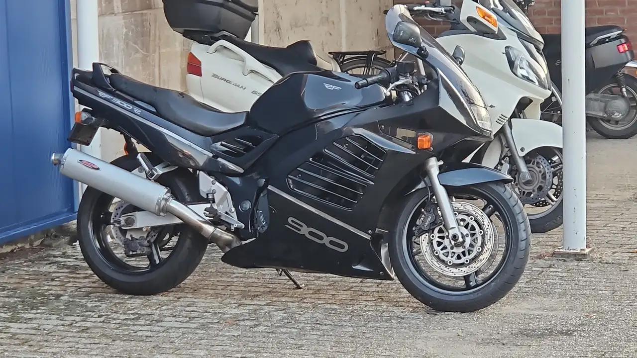 Suzuki RF 900
