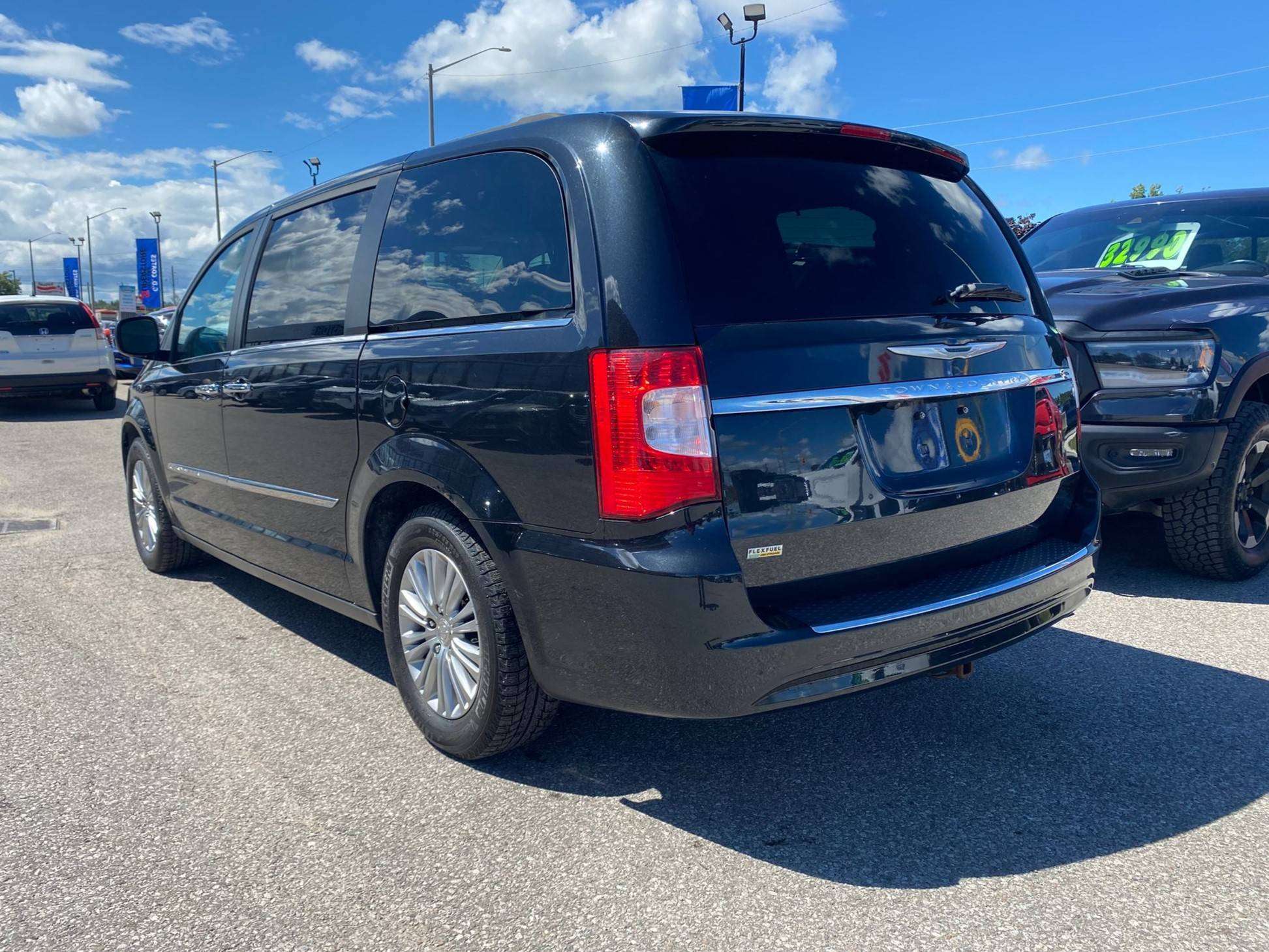2016 Chrysler Town & Country Touring ~Nav ~Heated Leather ~Sunroof ~Camera — снимка 1