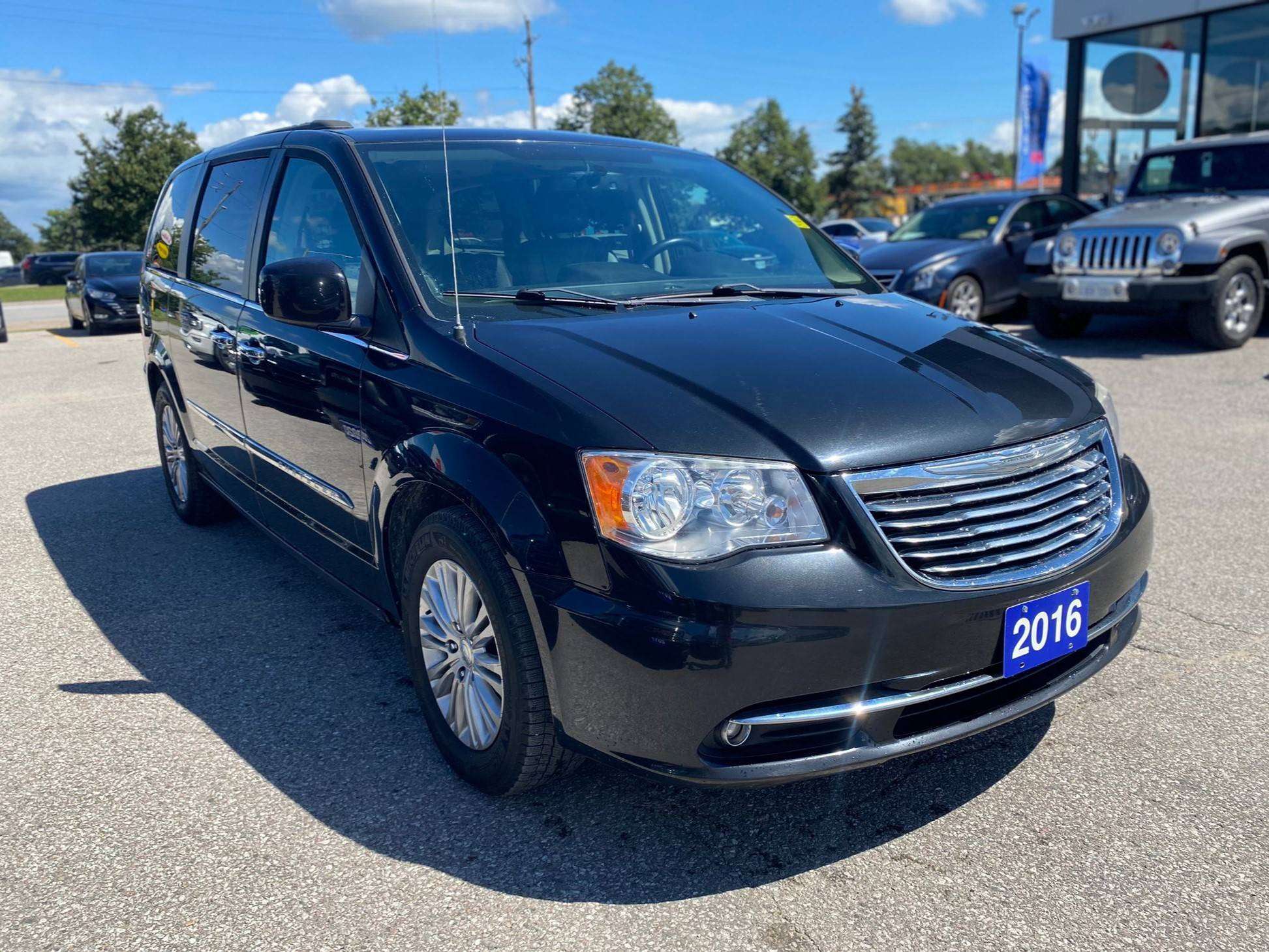 2016 Chrysler Town & Country Touring ~Nav ~Heated Leather ~Sunroof ~Camera — снимка 1