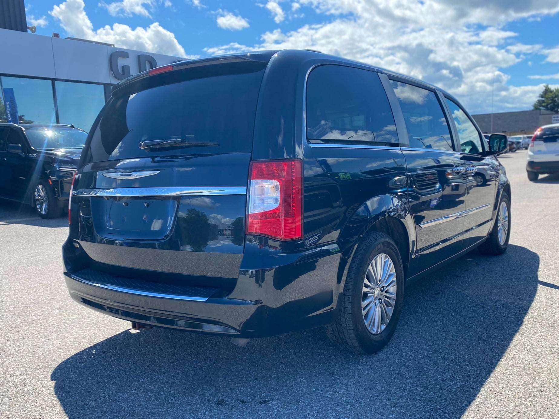 2016 Chrysler Town & Country Touring ~Nav ~Heated Leather ~Sunroof ~Camera — снимка 1