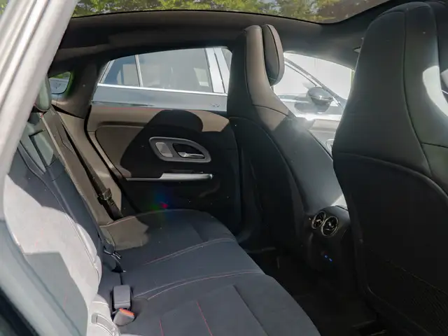 Mercedes-Benz Cla view 10