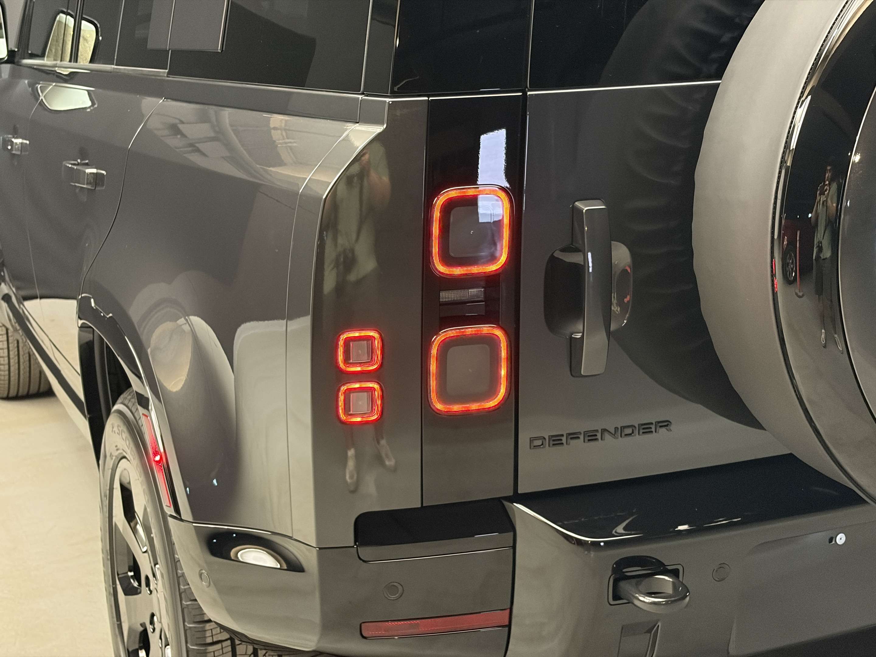 2026 Land Rover Defender X-Dynamic SE thumb 7