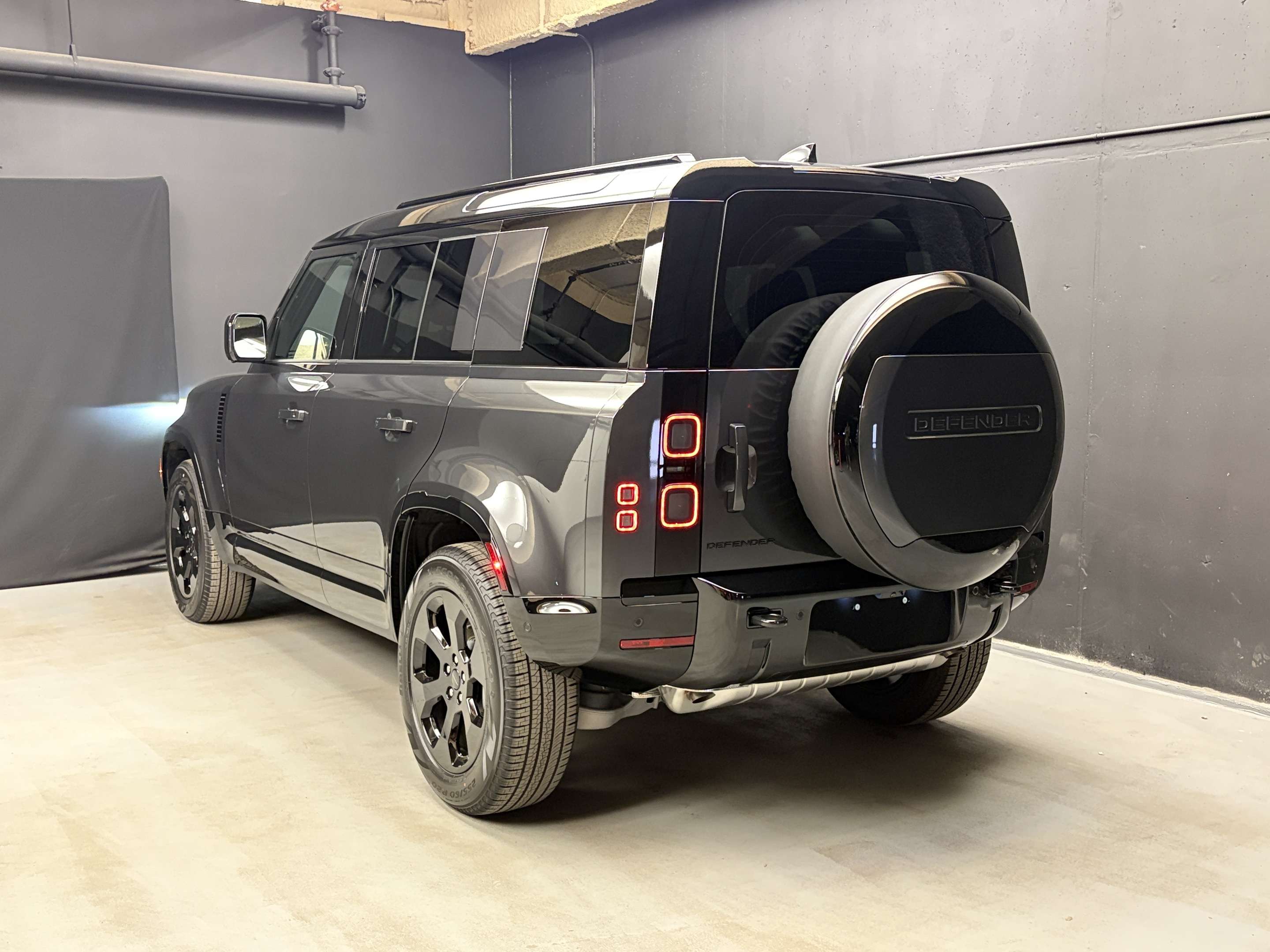 2026 Land Rover Defender X-Dynamic SE alt 5