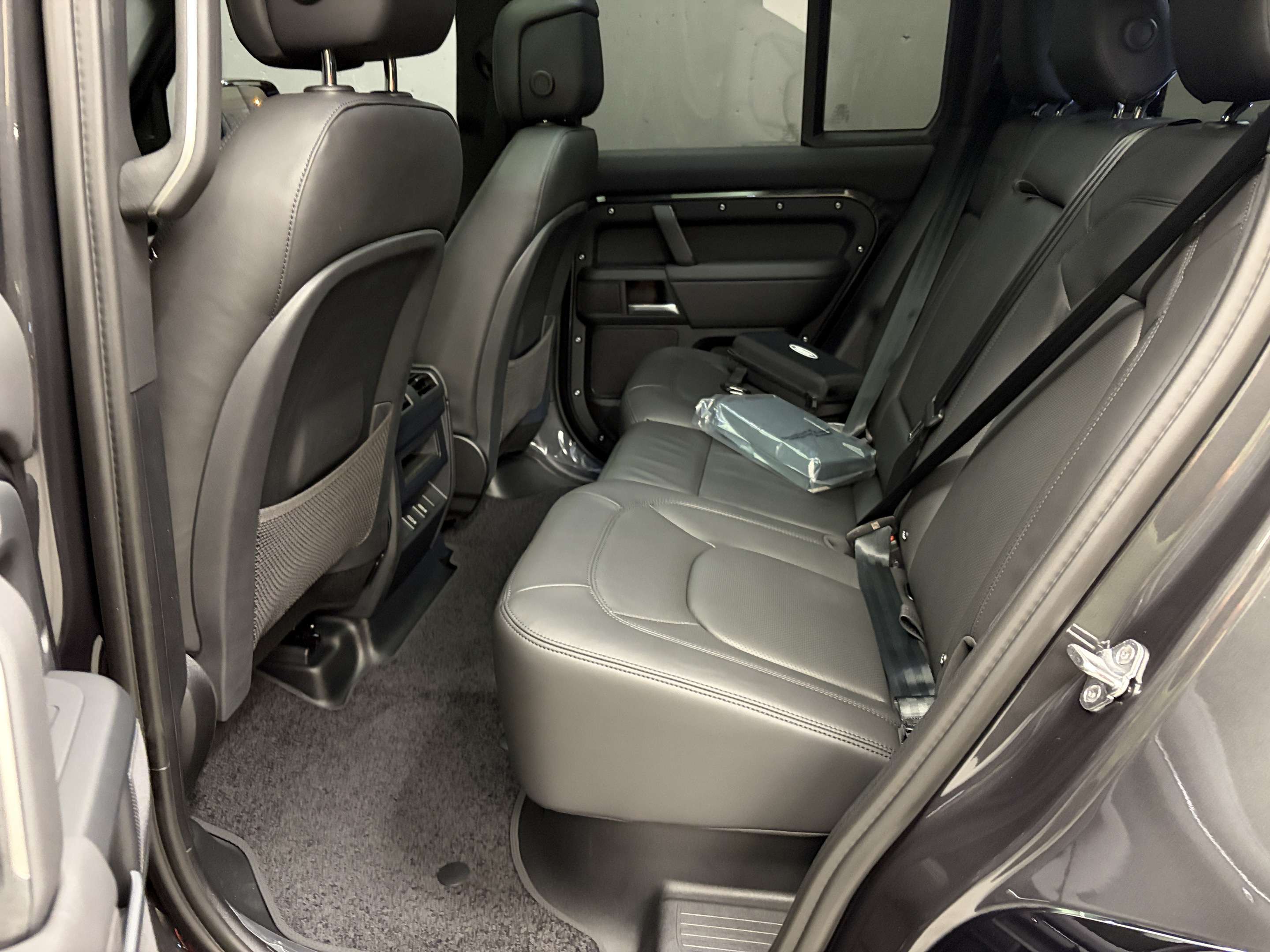 2026 Land Rover Defender X-Dynamic SE thumb 12