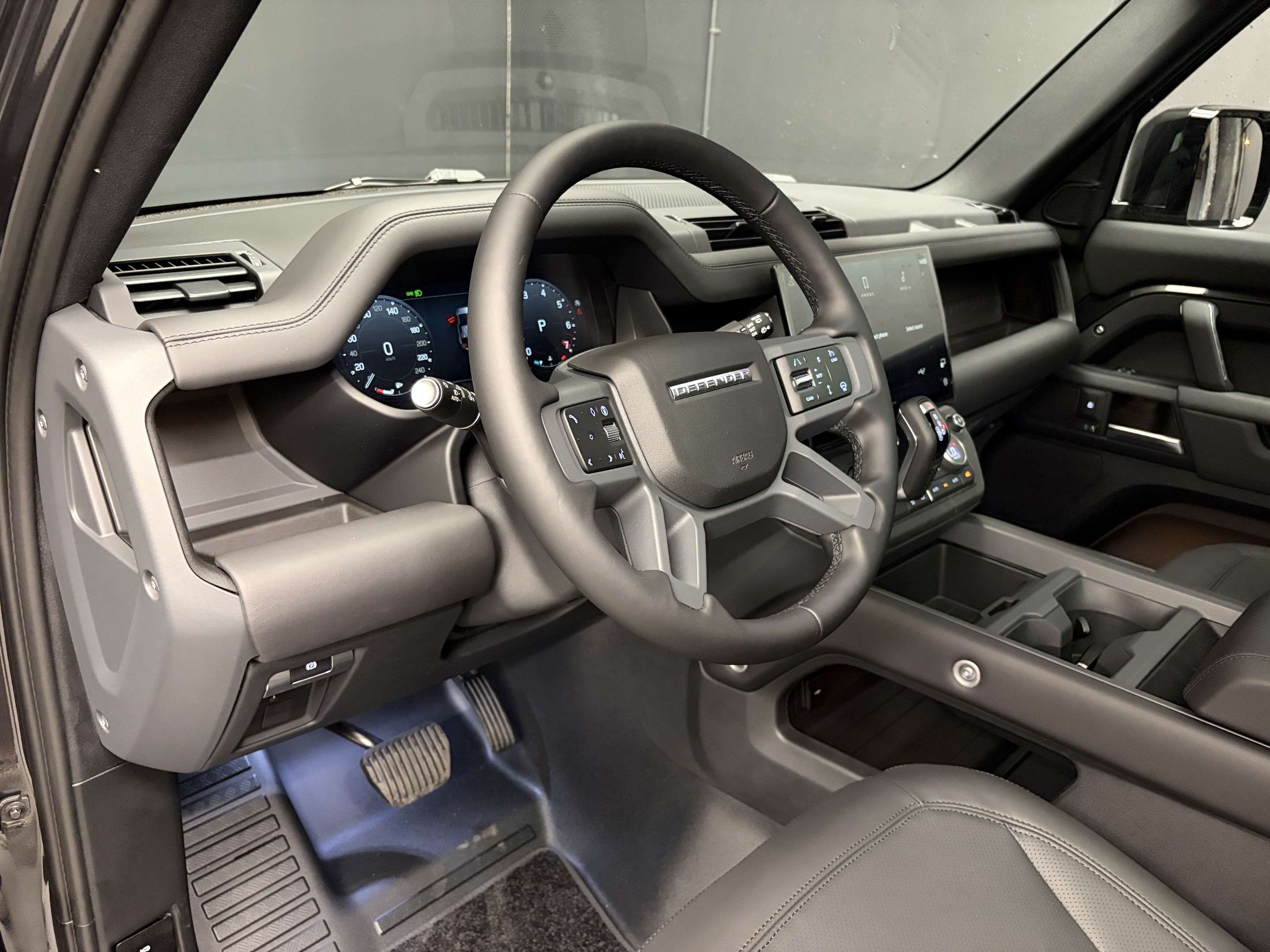 2026 Land Rover Defender X-Dynamic SE thumb 8