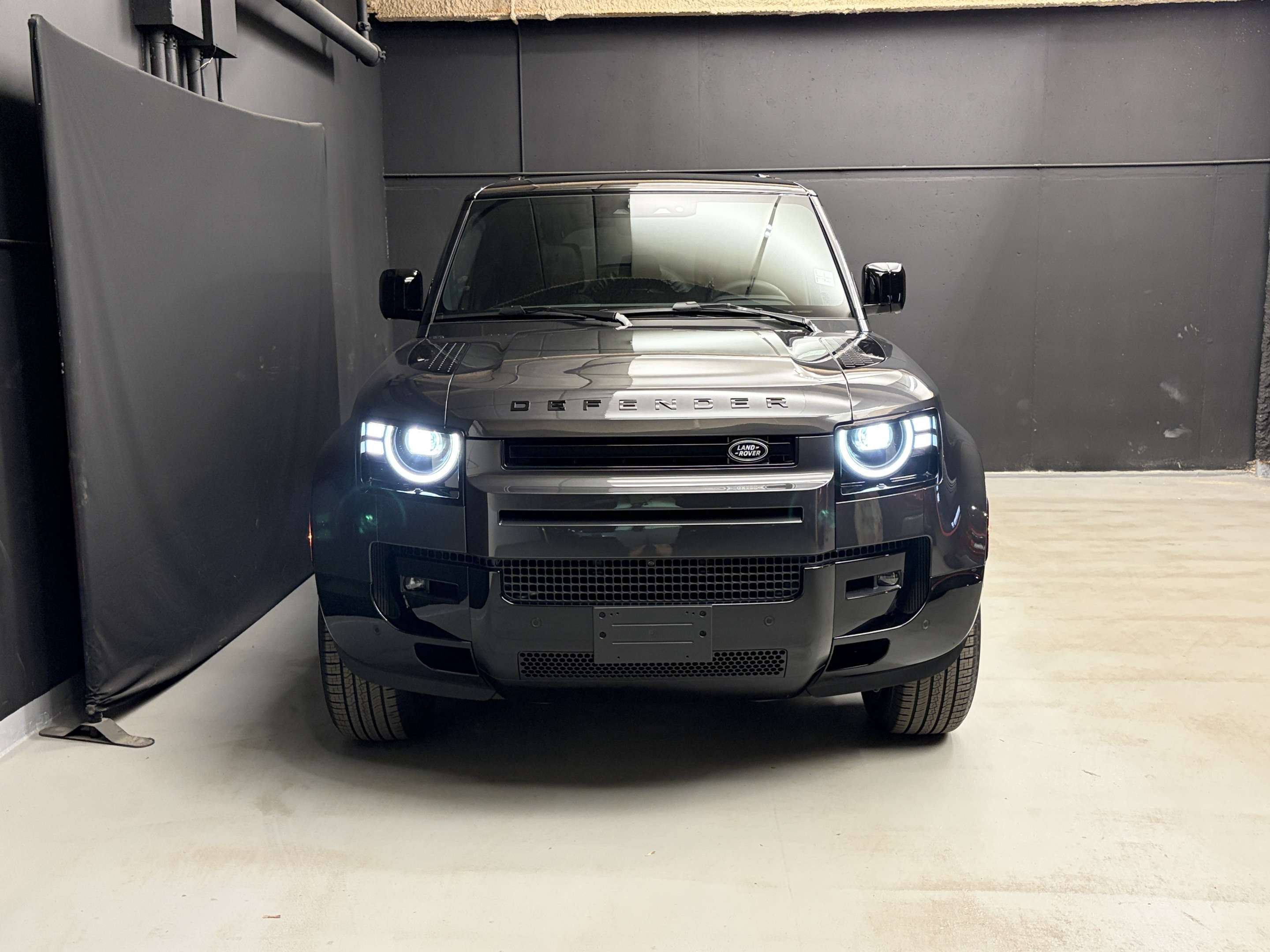 2026 Land Rover Defender X-Dynamic SE alt 2