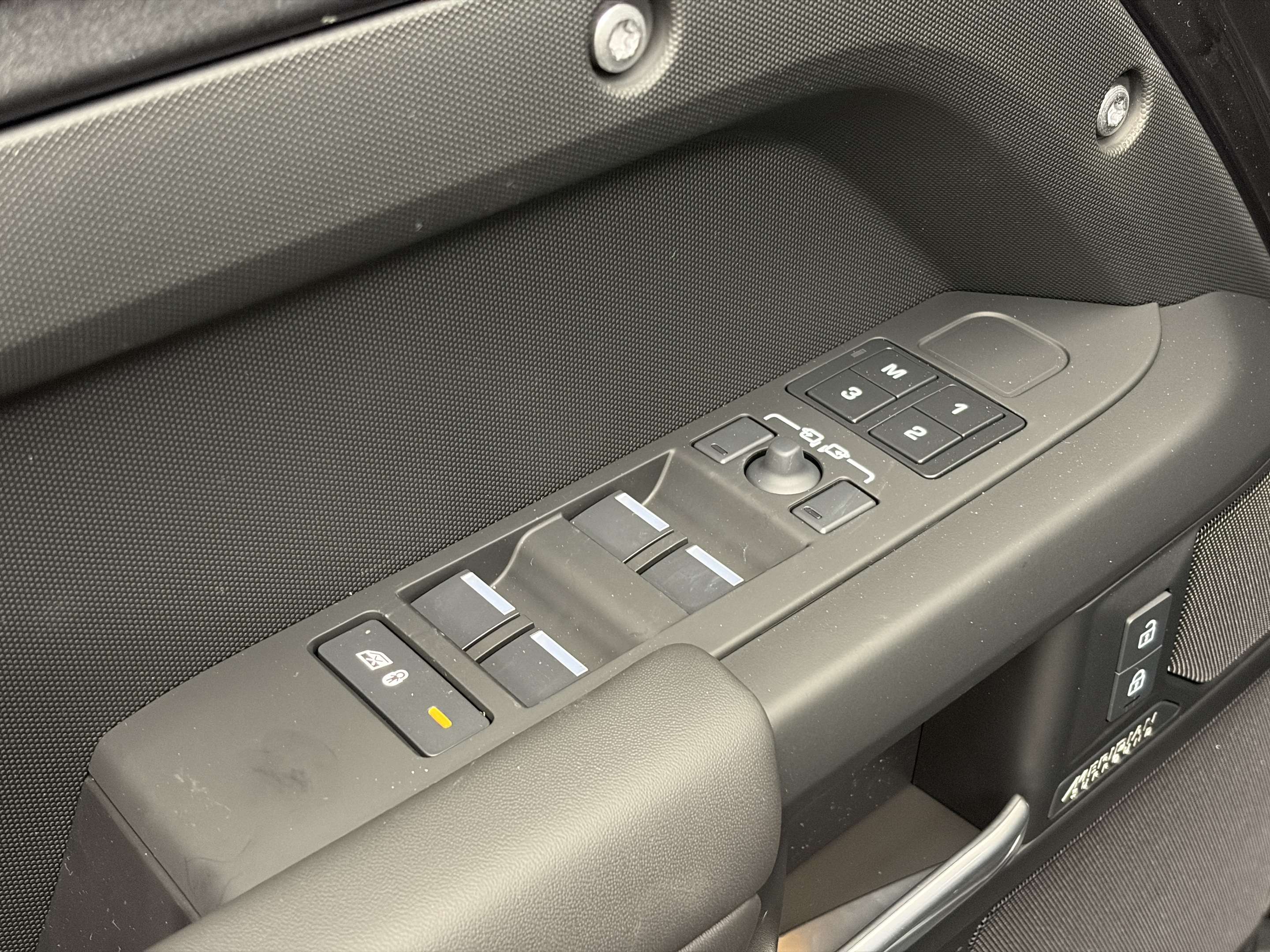 2026 Land Rover Defender X-Dynamic SE thumb 11