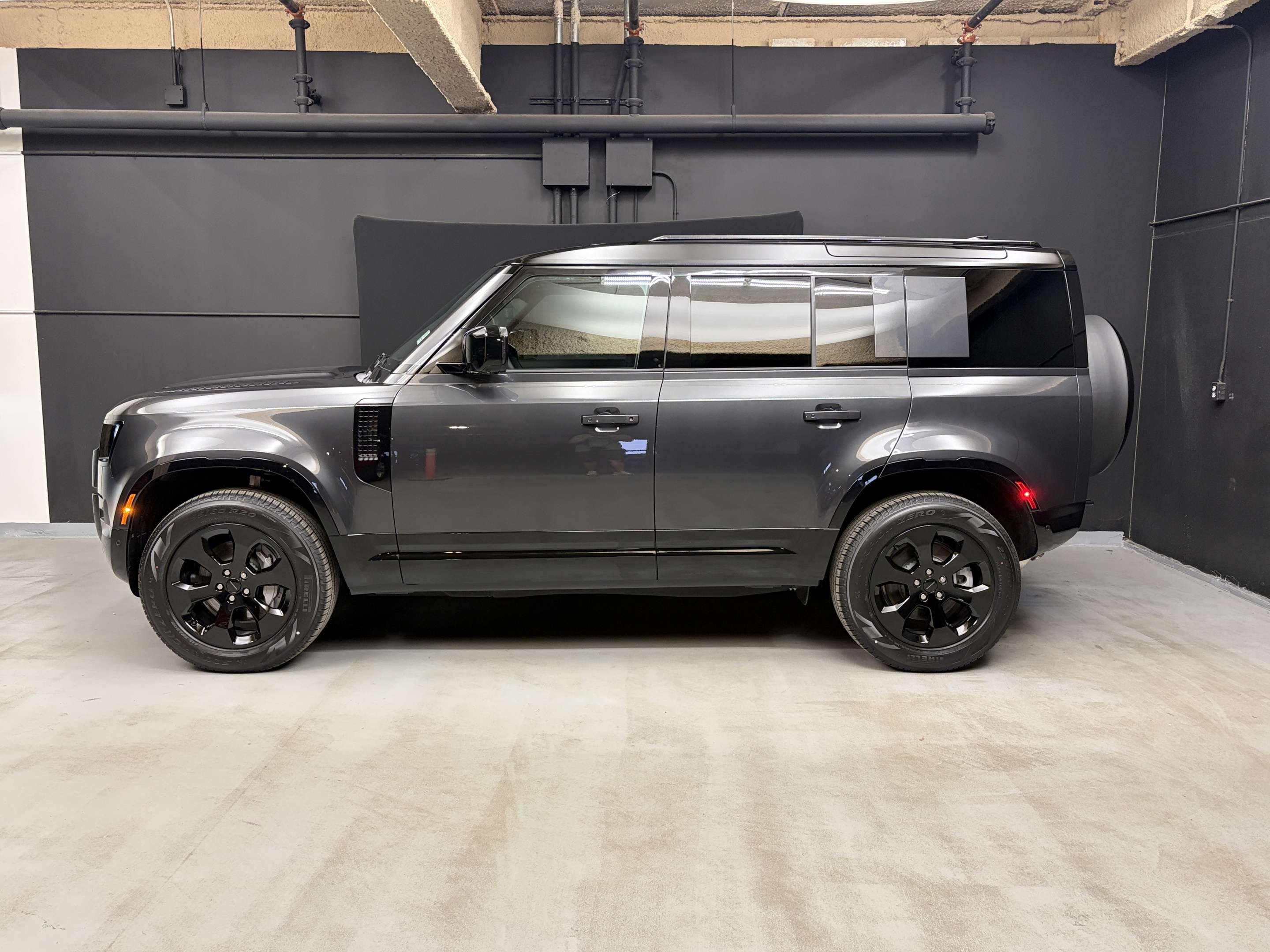 2026 Land Rover Defender X-Dynamic SE alt 3