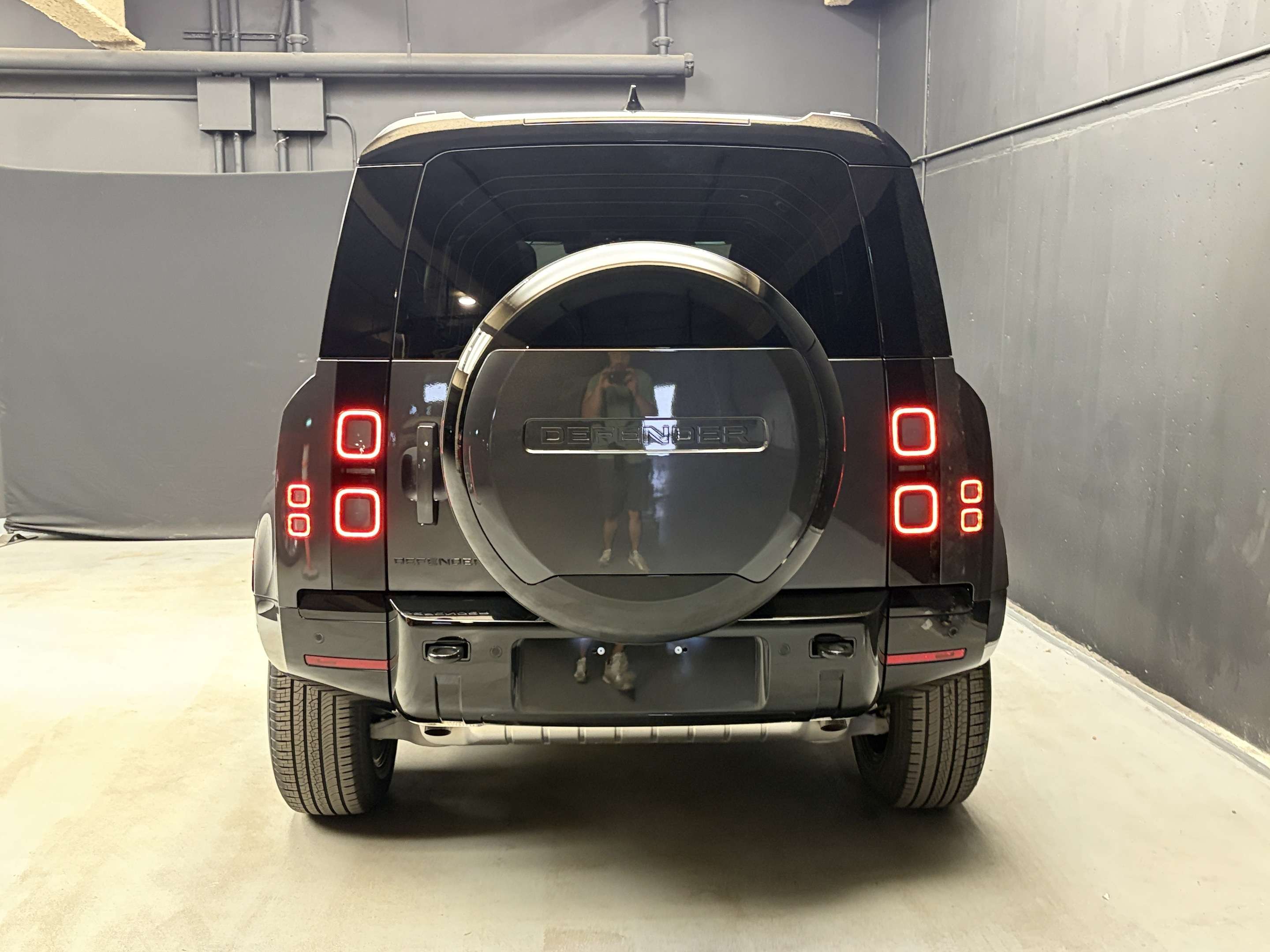 2026 Land Rover Defender X-Dynamic SE thumb 6