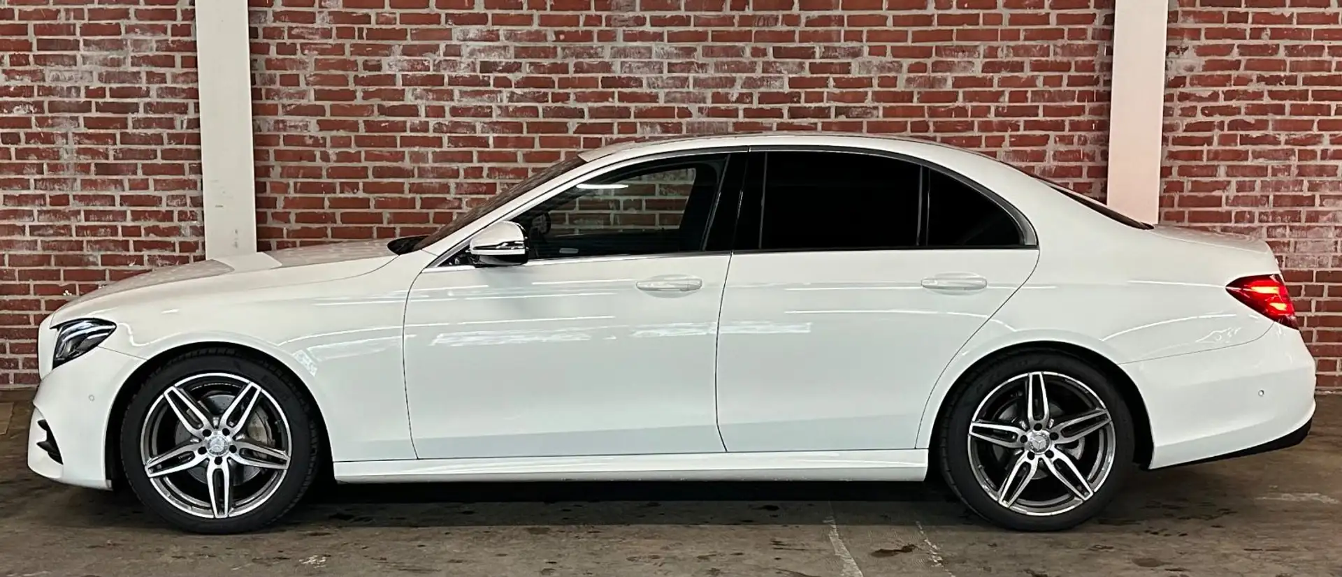 Mercedes-Benz E 250 Limousine 9G AMG/LED/GSD/R.Kam/Totwinkel Weiß - 2