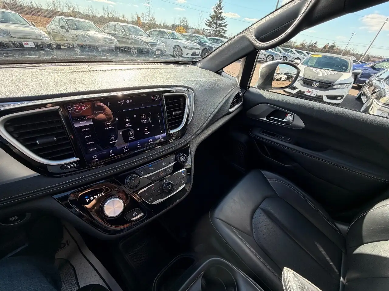 Chrysler Pacifica снимка Chrysler Pacifica