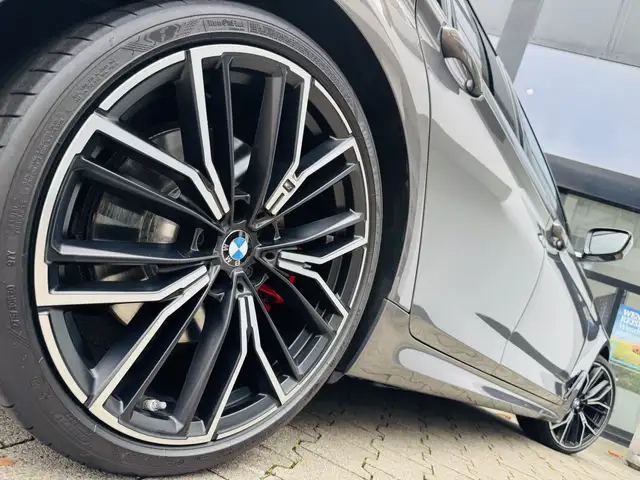 BMW 5 Series view 4