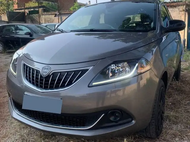 Lancia Ypsilon 1.0 firefly hybrid Silver UNIPRO.